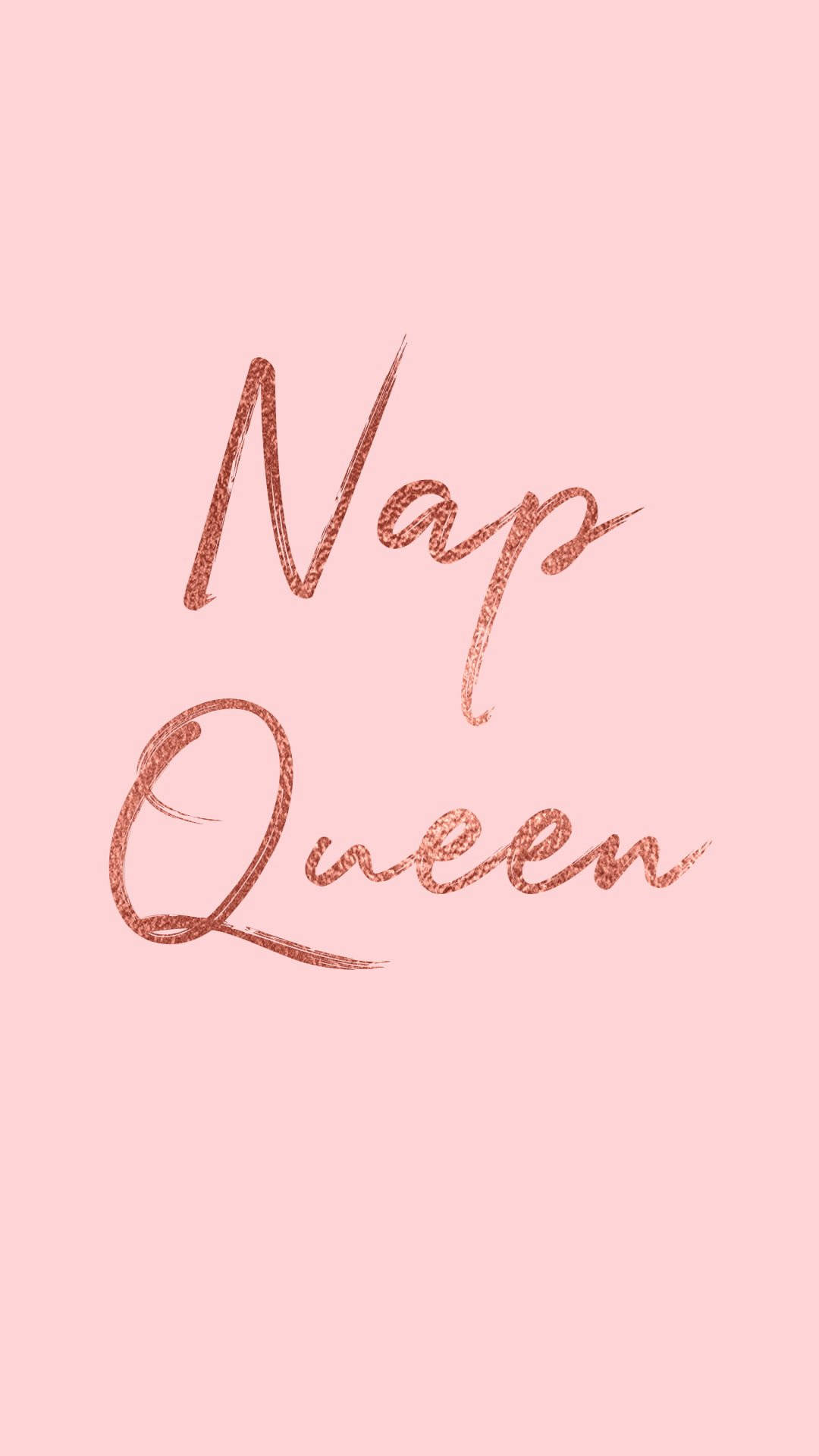 queen girly 桌布 壁紙 — 「Nap Queen」這幾個字以玫瑰金閃粉字體漂浮在柔和粉紅色背景上。