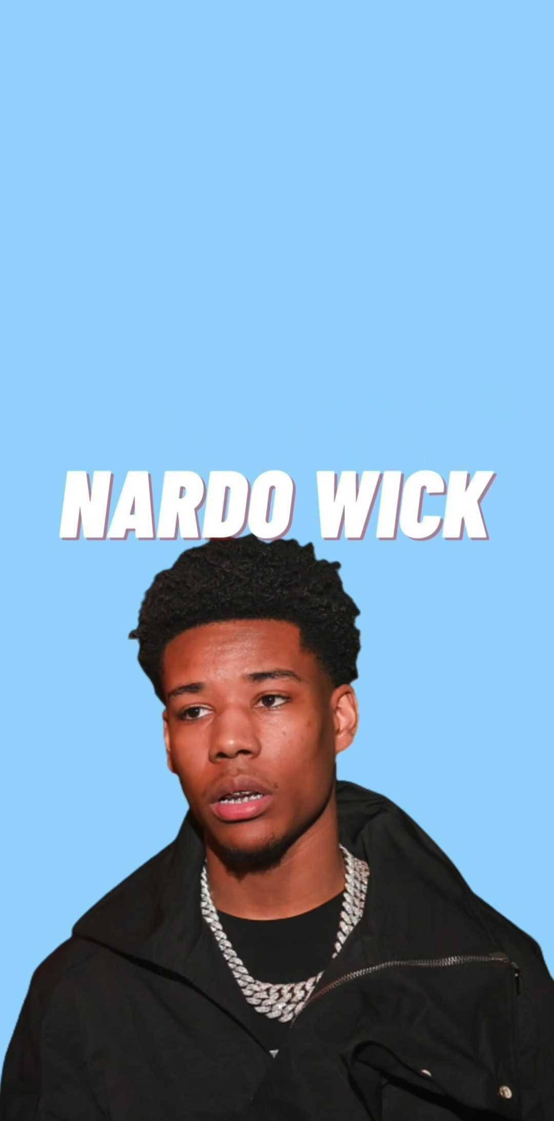 說唱歌手 桌布 壁紙 — Nardo Wick 的肖像，背景是純淺藍色，上方有粗體白色文字顯示他的名字。
