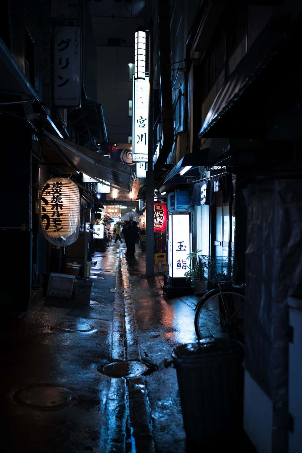 雨濕的夜晚小巷，發光的霓虹燈招牌和燈籠倒影在濕漉漉的路面上。 — 日式暗黑 壁紙