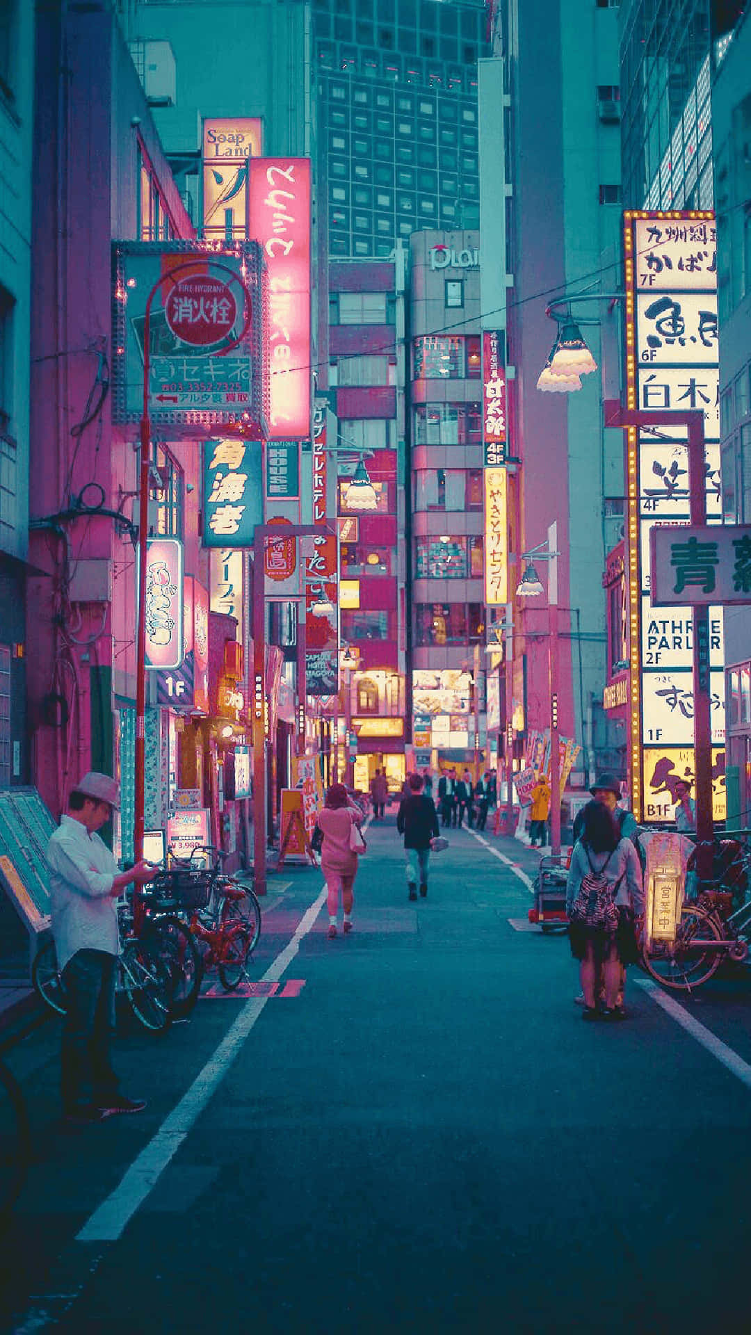 夜晚霓虹燈照亮東京小巷，有行人和自行車。 — 日式粉紅 壁紙