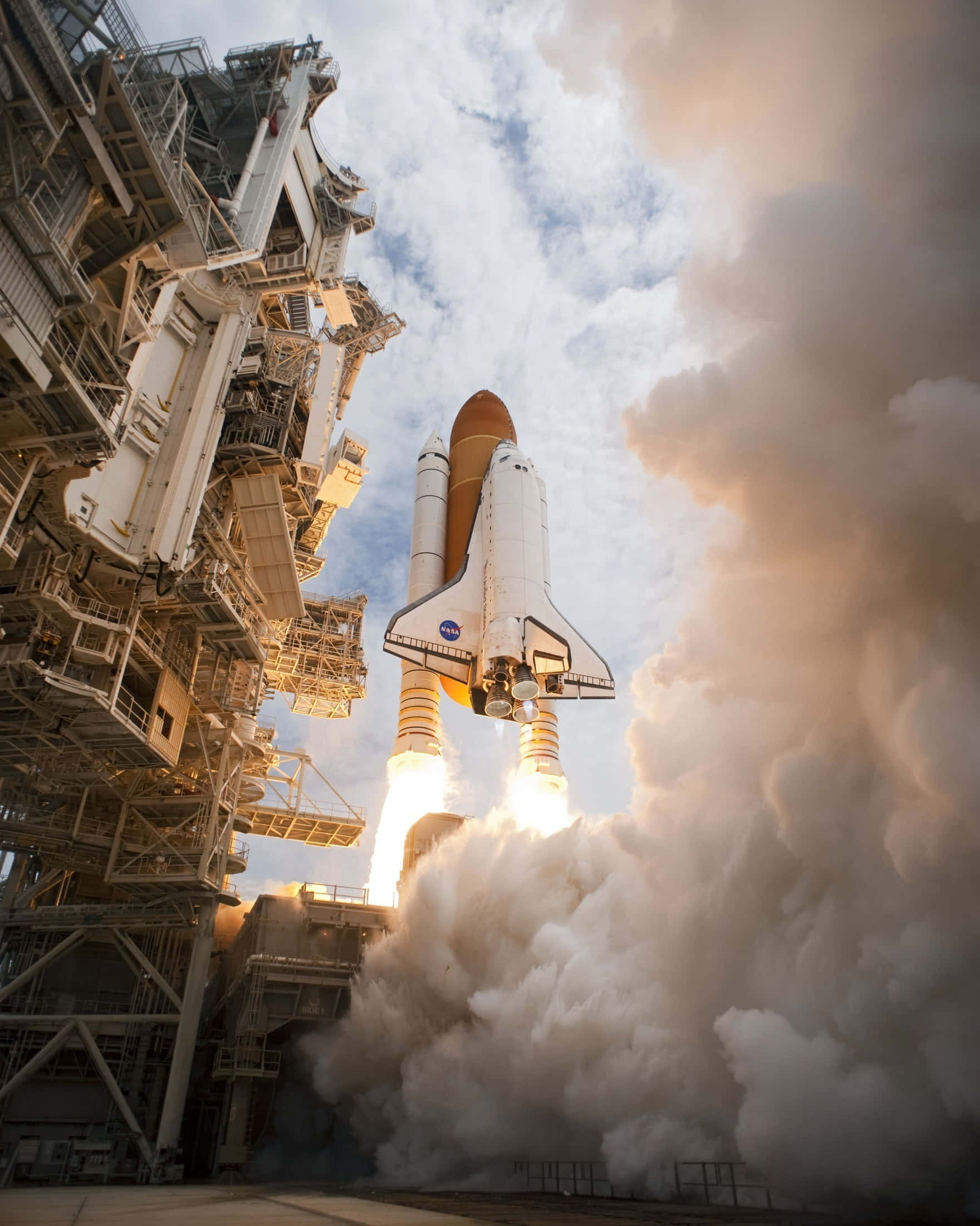 Space Mission 桌布 壁紙 — NASA太空梭在部分多雲的天空中，以熾熱引擎和滾滾濃煙發射升空。