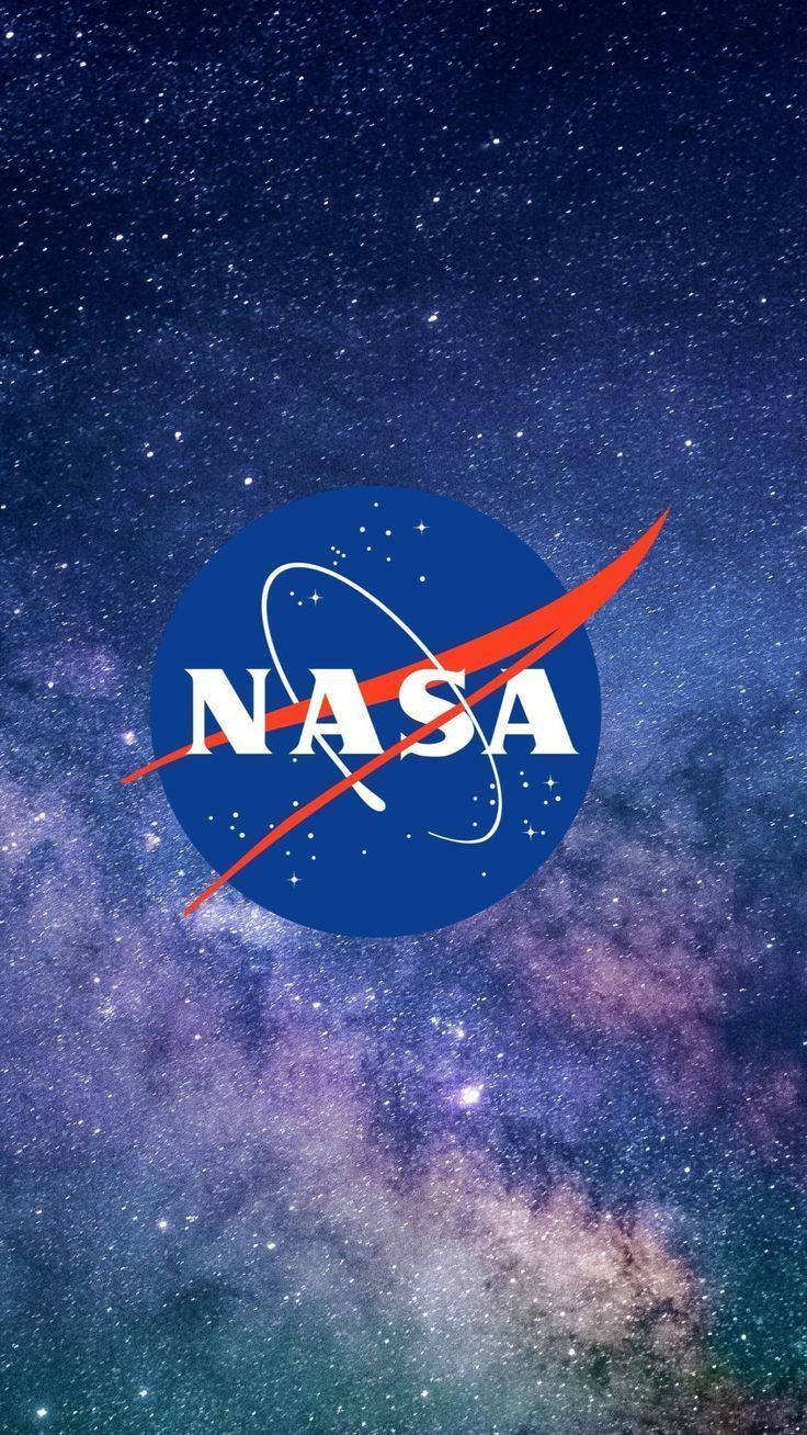 Logo 桌布 壁紙 — NASA標誌居中於充滿星星和彩色星雲的充滿活力的宇宙背景上。