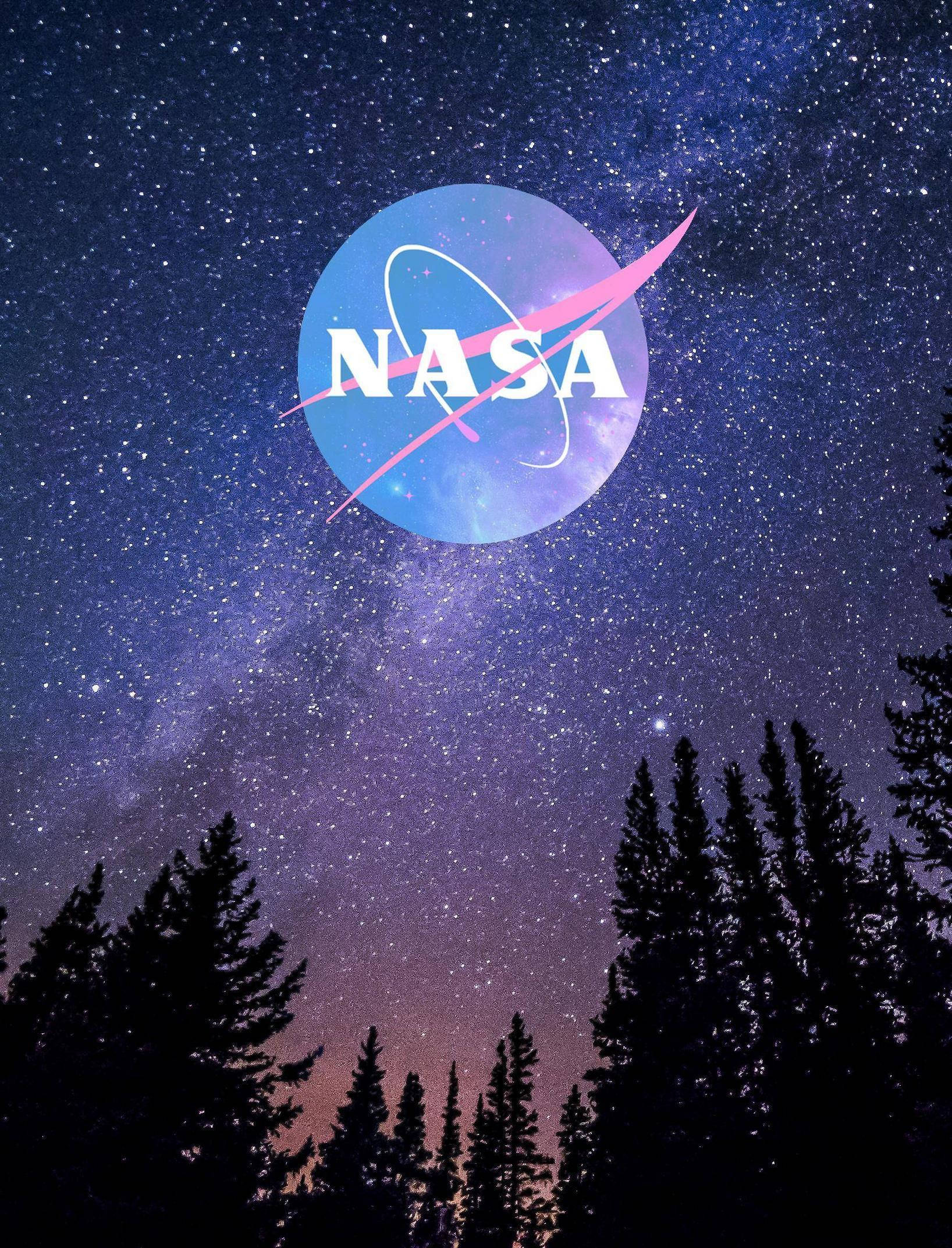 nasa 美學 桌布 壁紙 — NASA標誌漂浮在星空夜空之上，在宇宙紫色和藍色漸變下，松樹剪影之上。