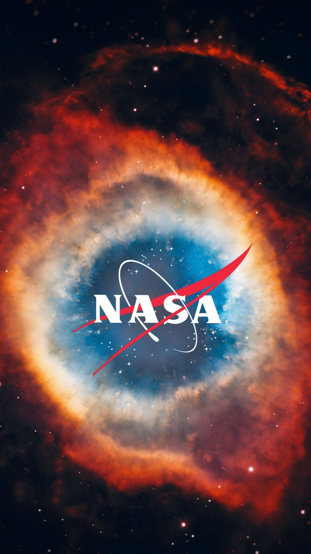 Nasa 桌布 壁紙 — NASA標誌置於一個充滿活力的宇宙星雲中央，星雲中有旋轉的紅色、橙色和藍色雲霧，背景是繁星點點的黑色夜空。