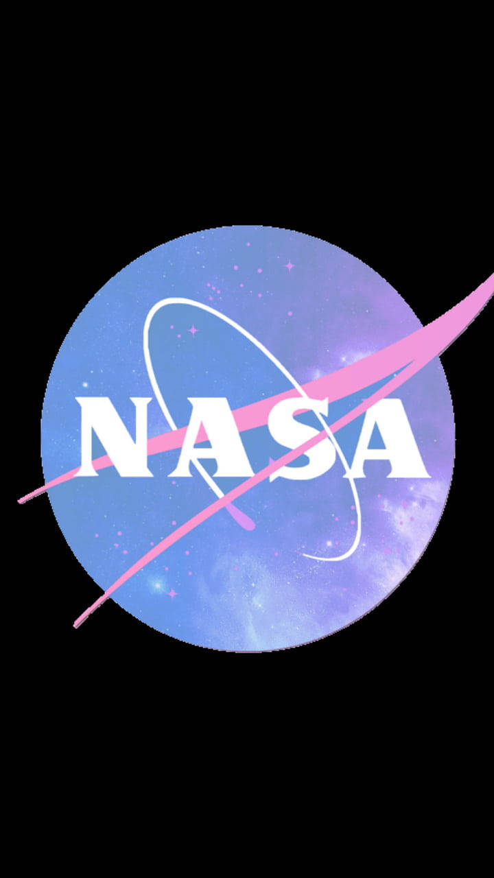 Logo 桌布 壁紙 — NASA標誌設置在帶有粉紅色和藍色星雲及星星的宇宙背景上。