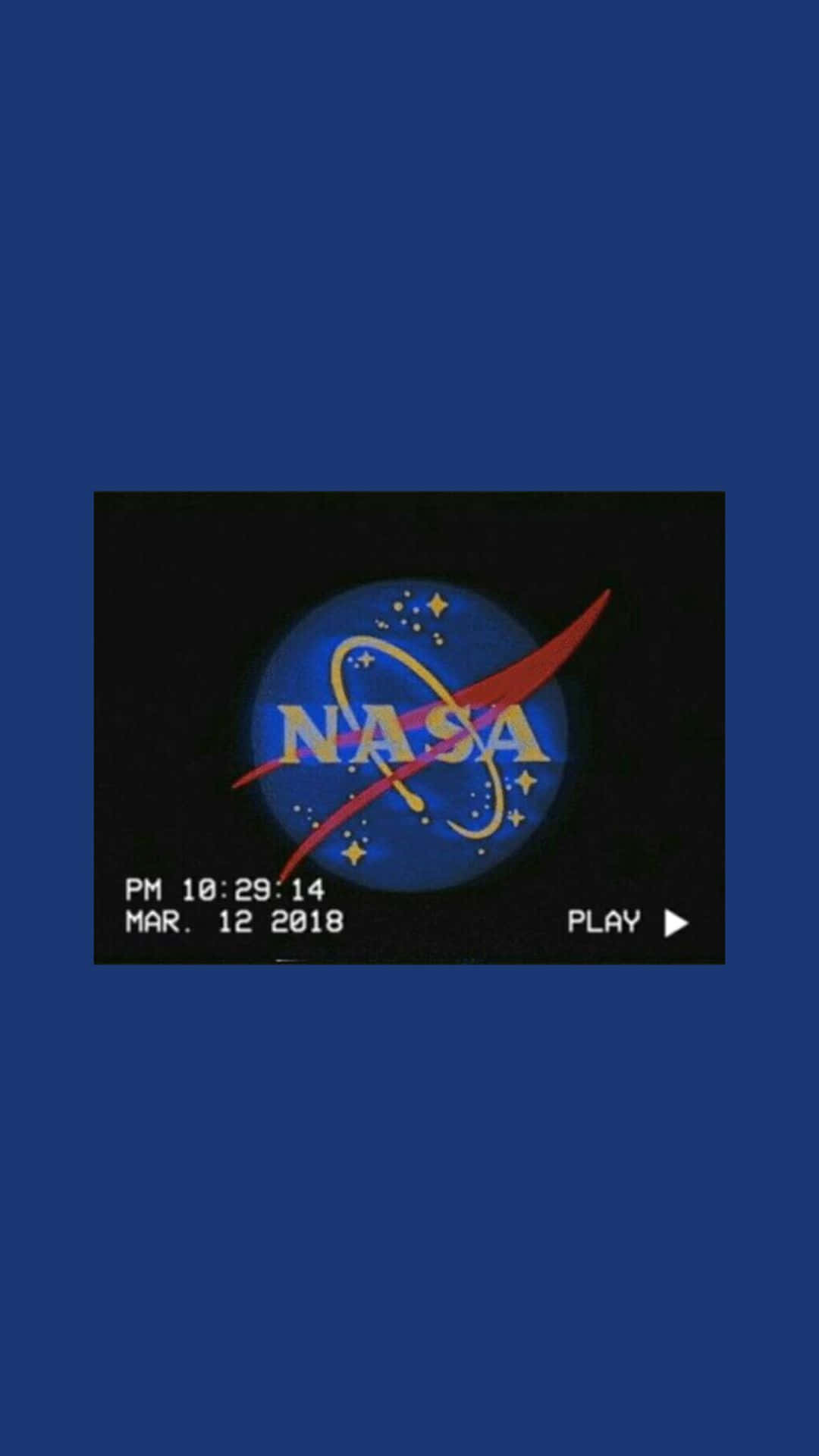 美學 桌布 壁紙 — NASA標誌顯示在復古影片播放器螢幕上，背景為純藍色。