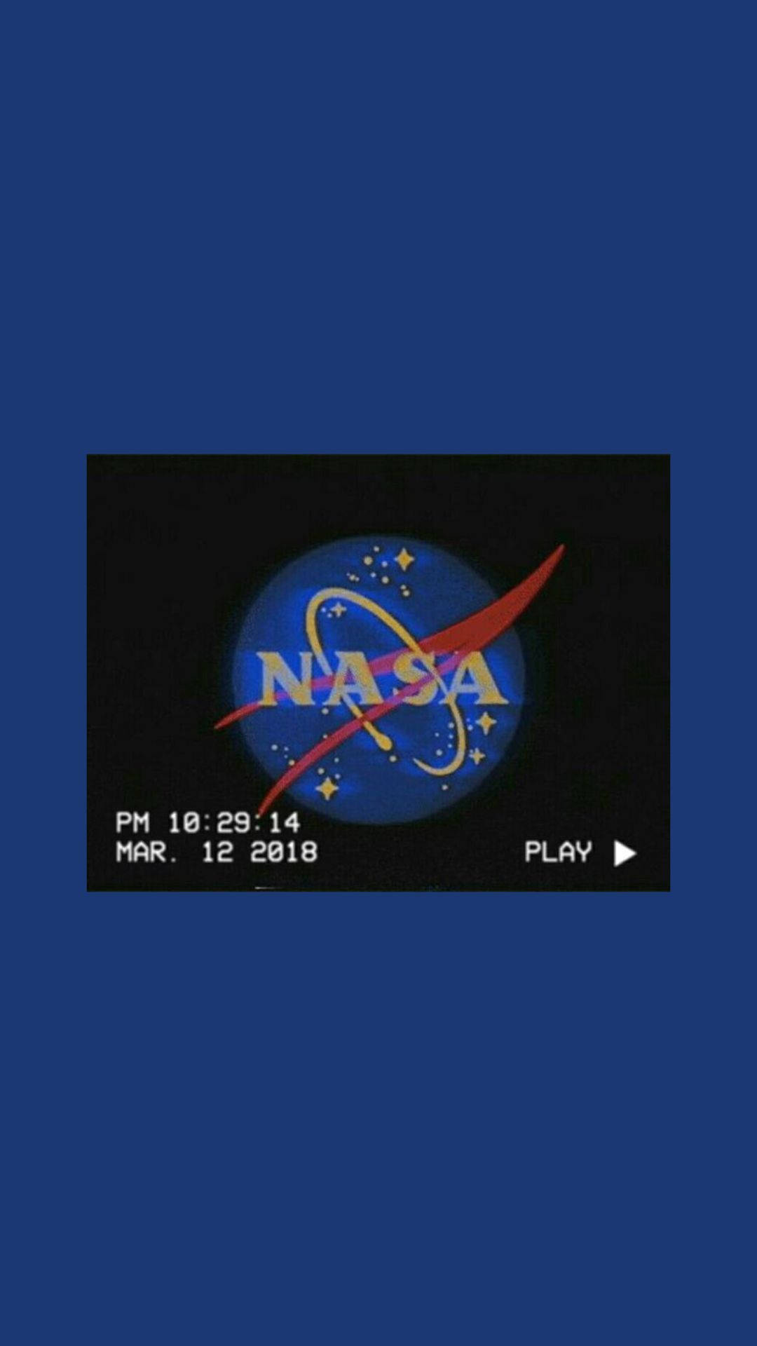 Logo 桌布 壁紙 — NASA標誌顯示在復古視頻播放器屏幕上，背景為純藍色。
