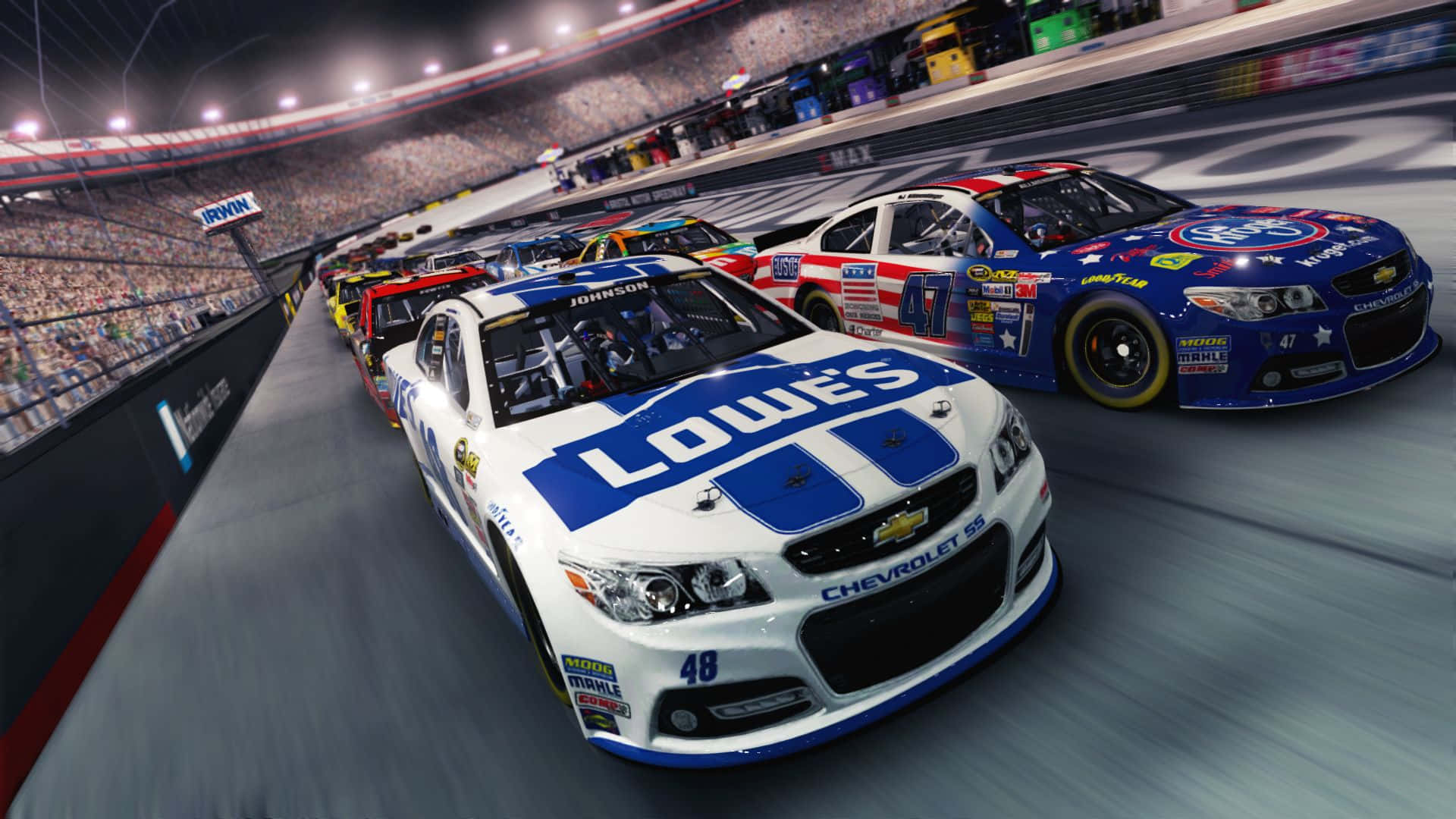 nascar 桌布 壁紙 — NASCAR 賽車在燈火通明的賽道上飛馳，引擎轟鳴，看台上人群歡呼。