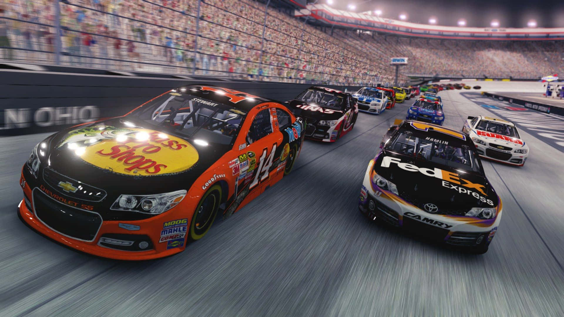 nascar 桌布 壁紙 — NASCAR賽車在明亮的泛光燈下繞著擠滿觀眾的體育場賽道飛馳。
