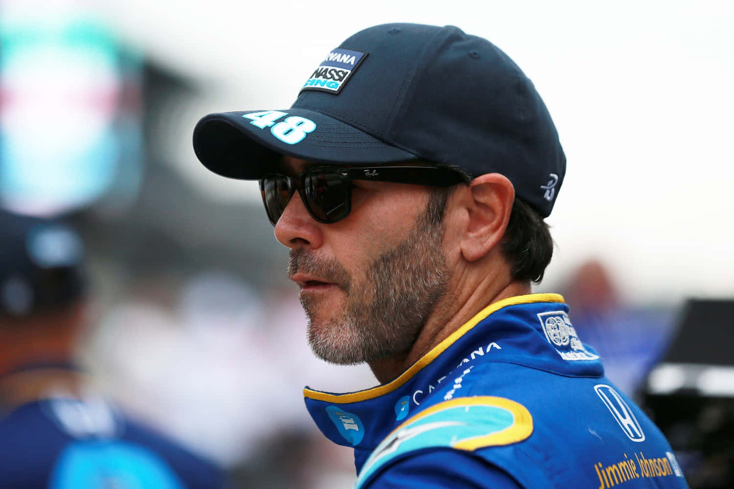 Jimmie Johnson 桌布 壁紙 — NASCAR車手Jimmie Johnson身穿藍色賽車裝備和帽子，側視的特寫。