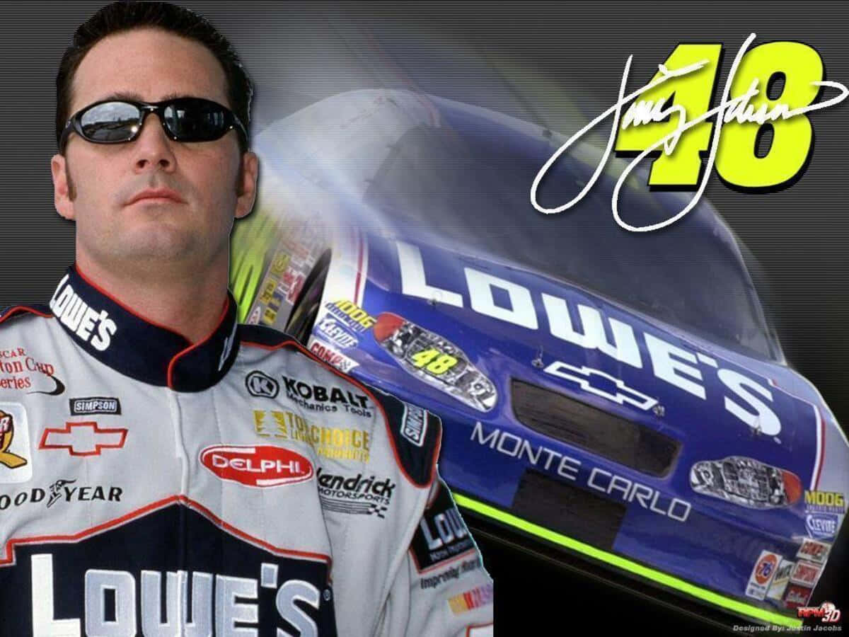 Jimmie Johnson 桌布 壁紙 — NASCAR車手Jimmie Johnson身穿Lowe's賽車服，站在他的藍色#48雪佛蘭蒙特卡羅賽車旁。