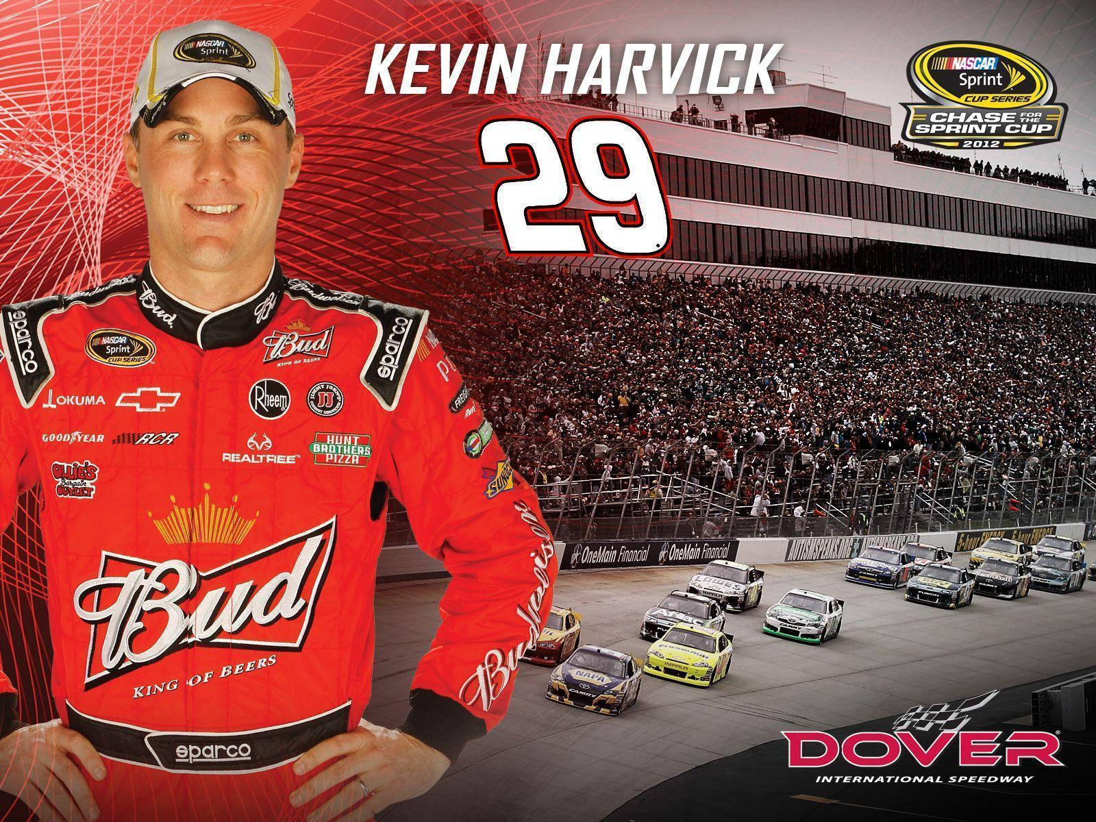 Kevin Harvick 桌布 壁紙 — NASCAR車手凱文·哈維克身穿紅色Budweiser制服，在杜佛國際賽道自信地站立，賽車高速駛過。