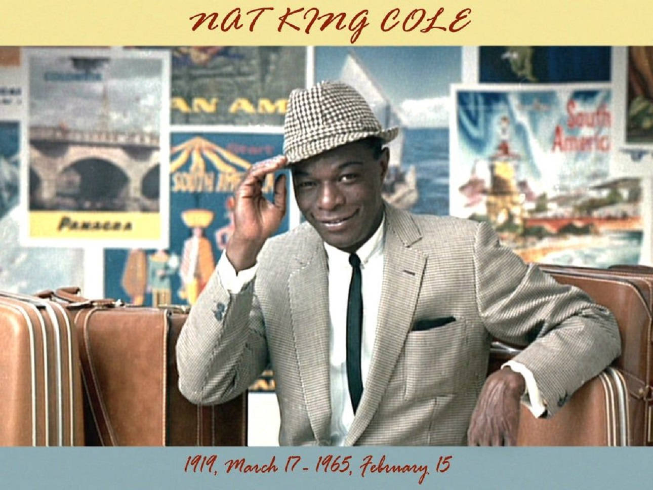 音樂 桌布 壁紙 — Nat King Cole 溫暖微笑，一邊傾斜他的格紋帽，旁邊是復古行李箱，背景是旅遊海報。