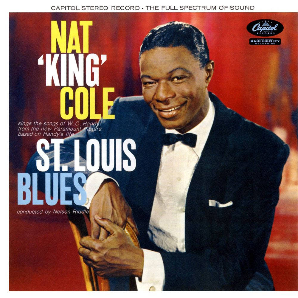Album Cover 桌布 壁紙 — Nat King Cole 身穿禮服，在紅色帷幕背景下，於其《St. Louis Blues》專輯封面上溫暖微笑。