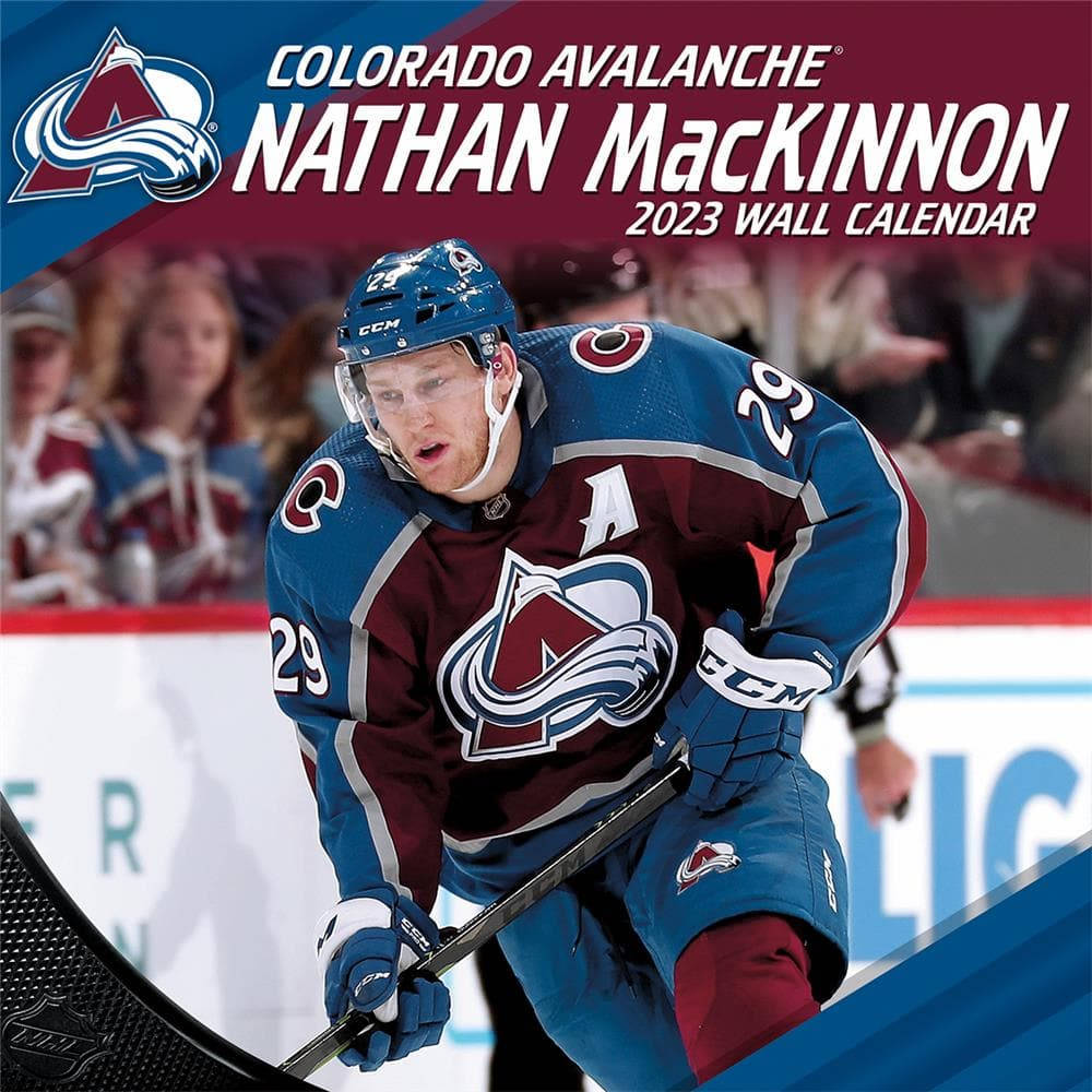 運動 桌布 壁紙 — Nathan MacKinnon 身穿科羅拉多雪崩隊球衣，在激烈的比賽中手持曲棍球棒向前傾身。