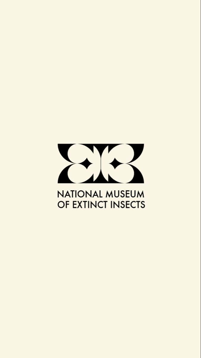 Minimalist Typography 桌布 壁紙 — National Museum of Extinct Insects 的簡約標誌，採用奶油色背景和抽象昆蟲風格徽章。