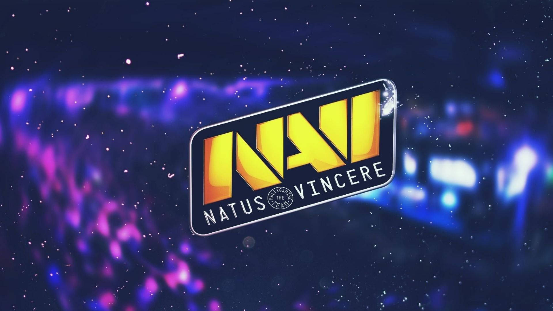 Natus Vincere 桌布 壁紙 — Natus Vincere 標誌在紫色星雲和星空的宇宙背景下以鮮明的黃色發光。
