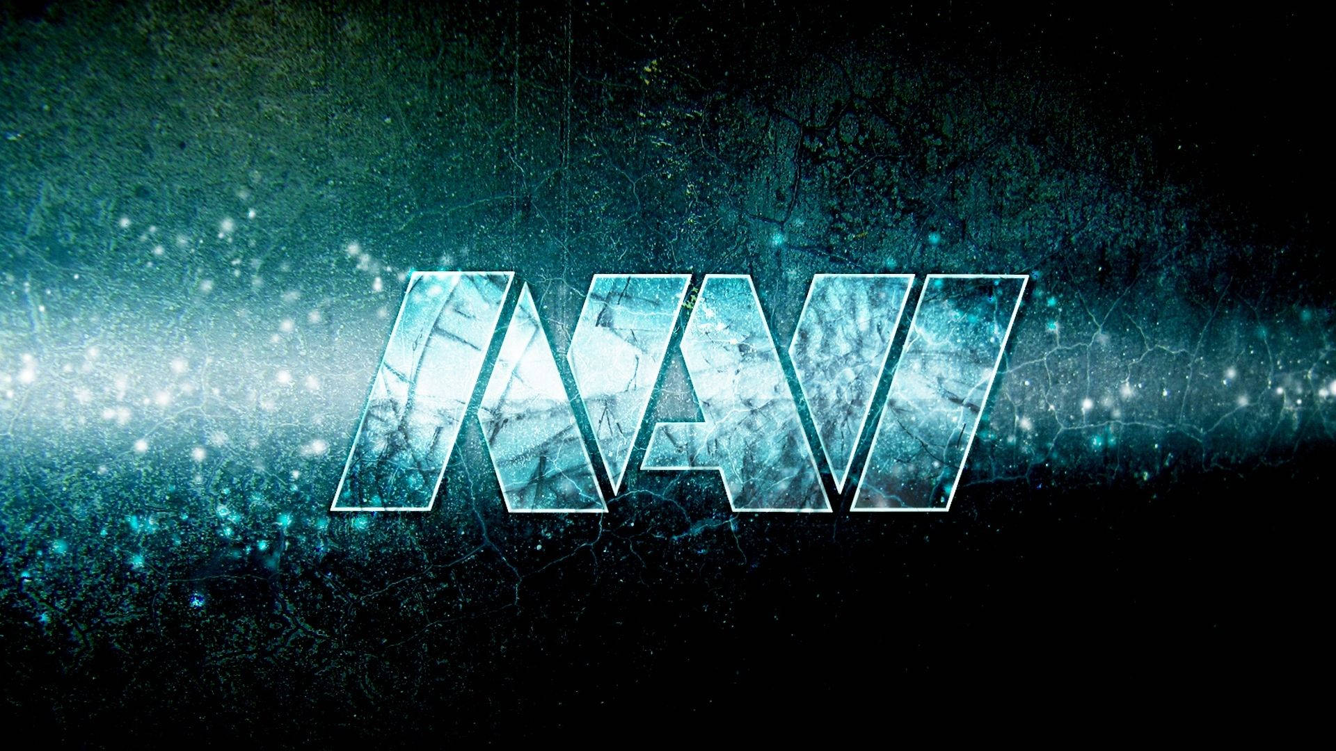 Natus Vincere 桌布 壁紙 — NAVI 這個詞在帶有閃爍光線的深色紋理背景上，以冰藍色碎形圖案發光。