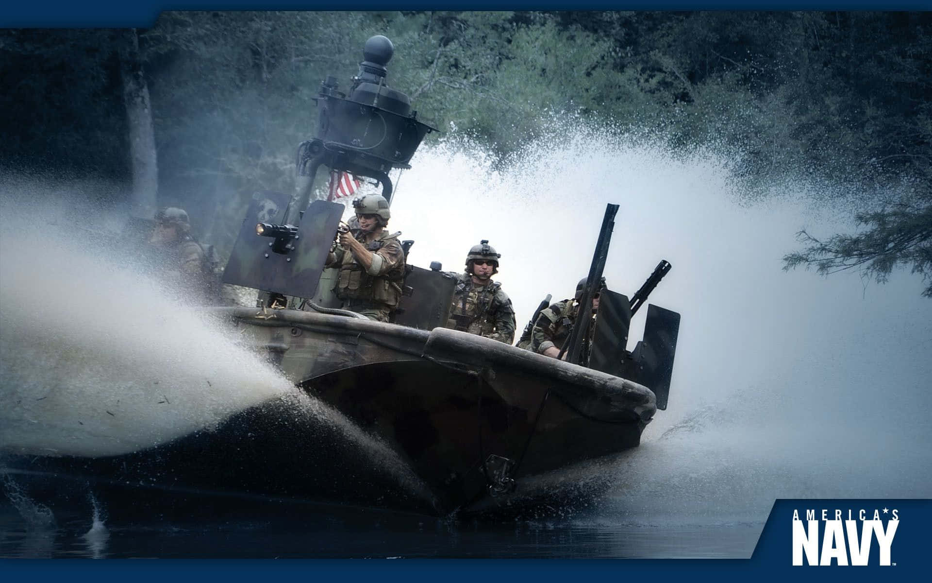 Navy 桌布 壁紙 — Navy SEALs 穿著戰術裝備在茂密森林環繞的洶湧水域中操縱高速船隻。