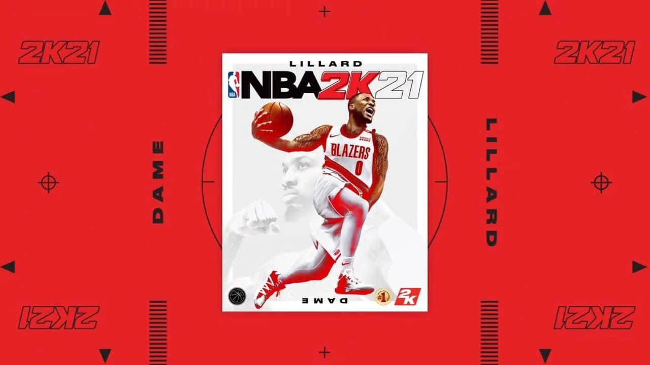 NBA 桌布 壁紙 — NBA 2K21 封面藝術，Damian Lillard 身穿波特蘭拓荒者隊球衣，在搶眼的紅色背景上進行灌籃，並帶有遊戲品牌標誌。