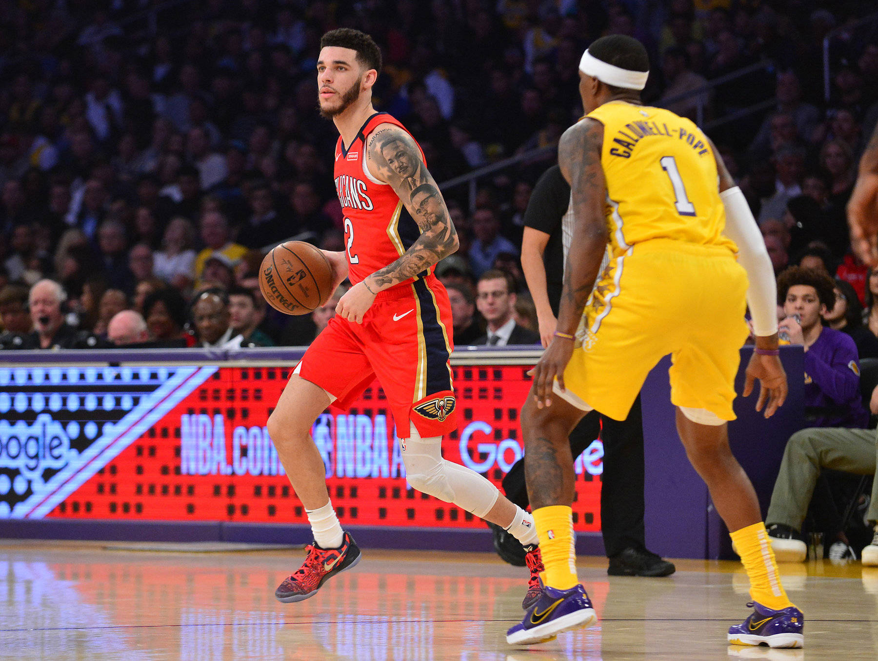NBA籃球運動員在比賽中運球越過防守球員。 — NBA 壁紙