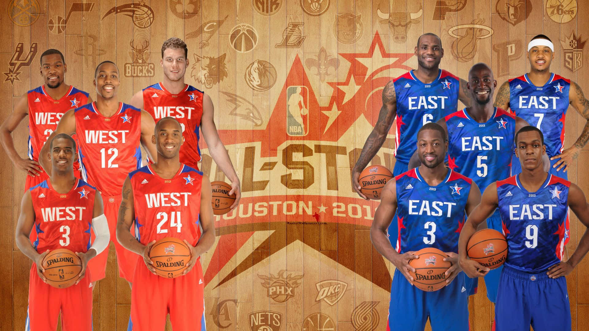 NBA全明星籃球運動員身穿紅色和藍色球衣，在木質背景上拿著籃球擺姿勢。 — NBA 壁紙