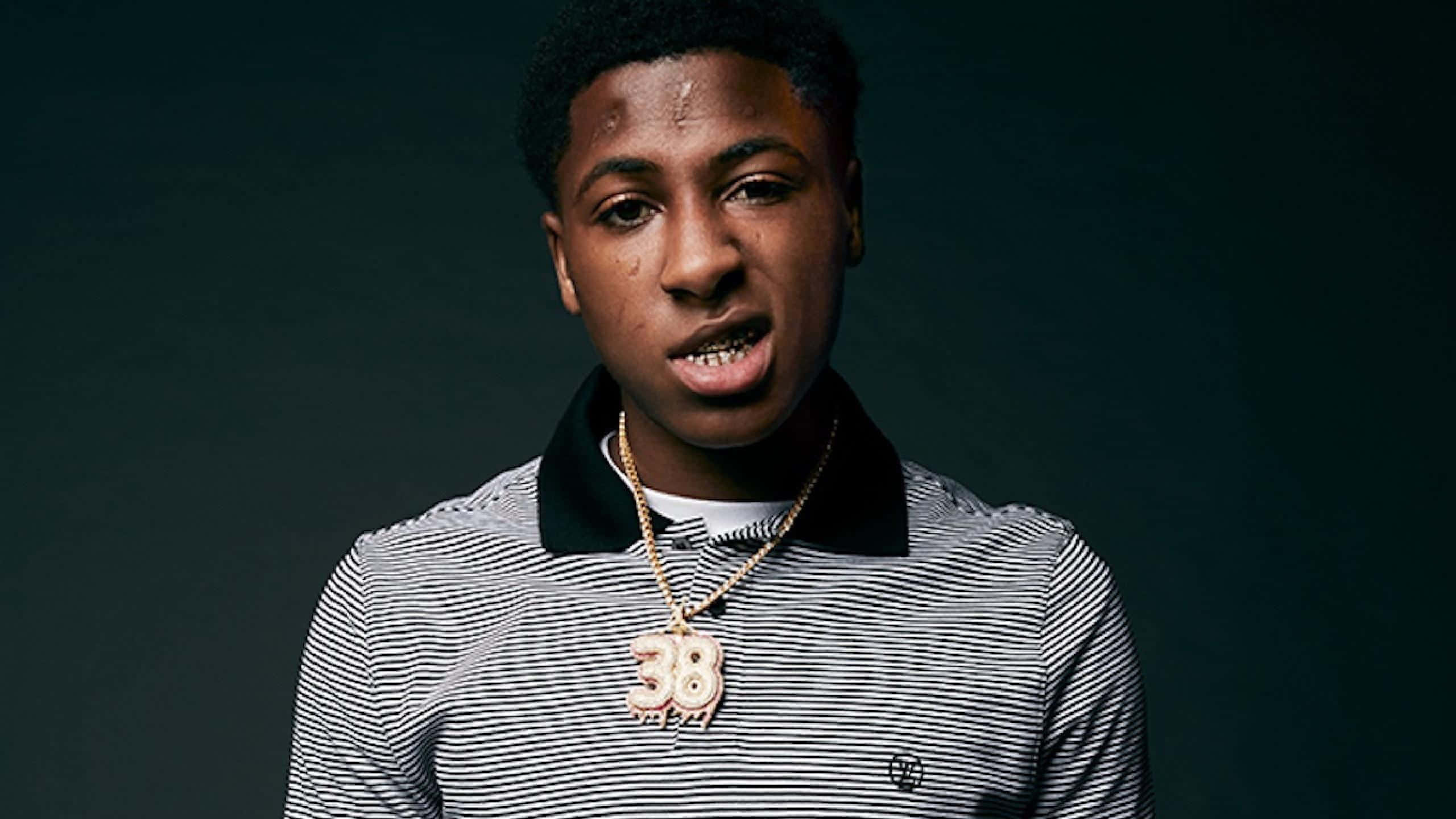 NBA YoungBoy 神情堅定地向前邁步 壁紙