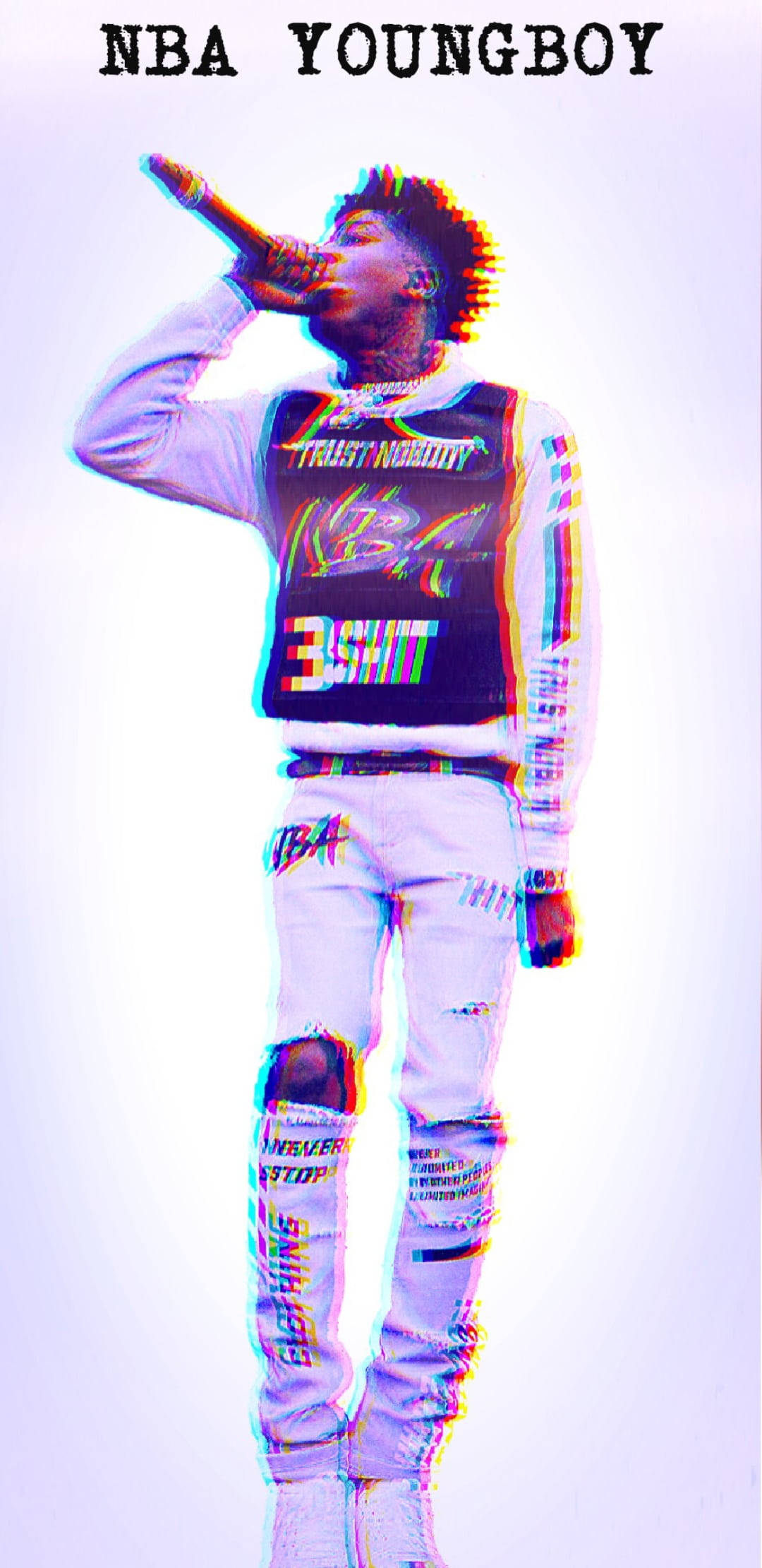 背景 桌布 壁紙 — NBA YoungBoy 在帶有故障效果的白色背景前，穿著色彩繽紛的街頭服飾，手持麥克風說唱。