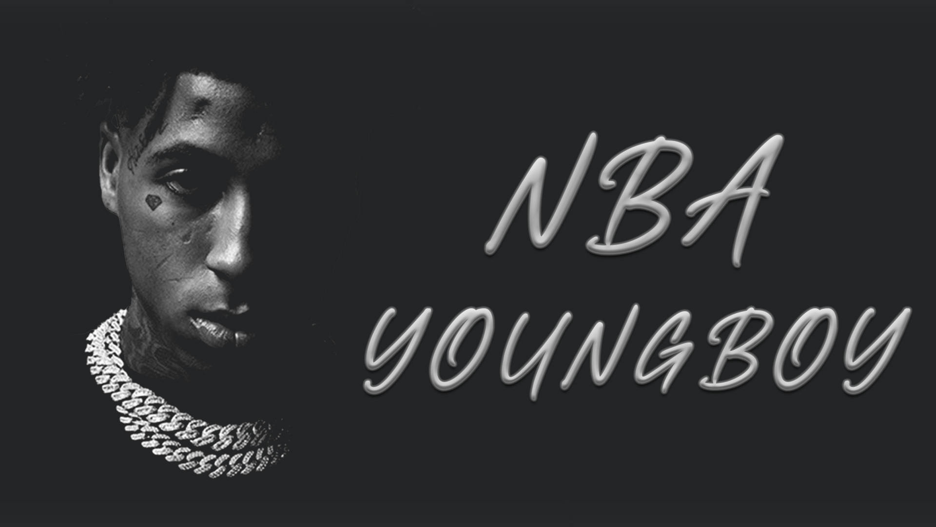 4kt 桌布 壁紙 — NBA YoungBoy 戴著粗鏈條項鍊，在深色背景下的黑白肖像，氣氛憂鬱。