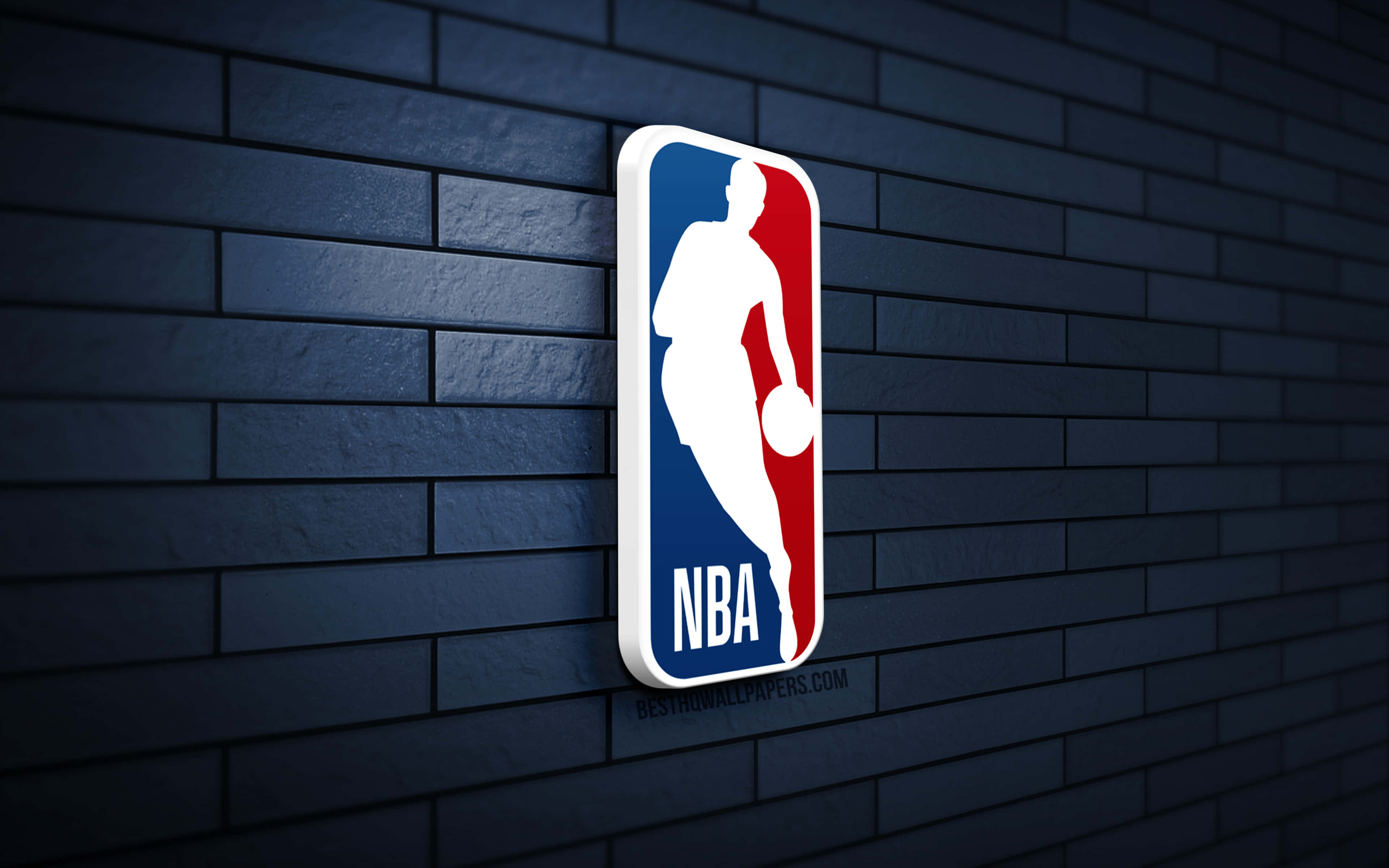 NBA 桌布 壁紙 — NBA 標誌以鮮明的紅、藍、白色安裝在帶有戲劇性照明的深色紋理磚牆上。