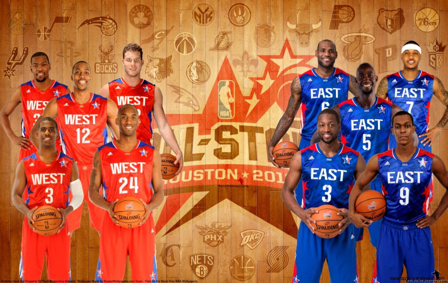  壁紙 — NBA全明星隊照，東區和西區球員身穿藍色和紅色球衣，手持籃球，在木製背景前與球隊標誌合影。