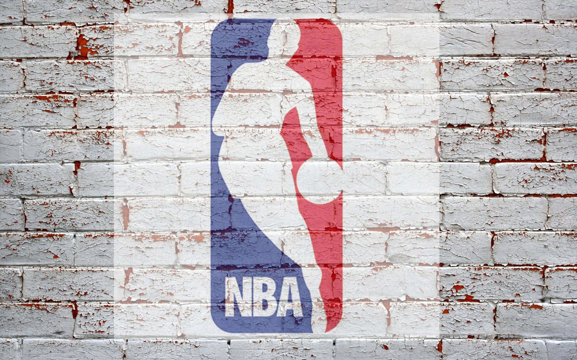 NBA標誌繪製在風化的磚牆上，白色油漆剝落。