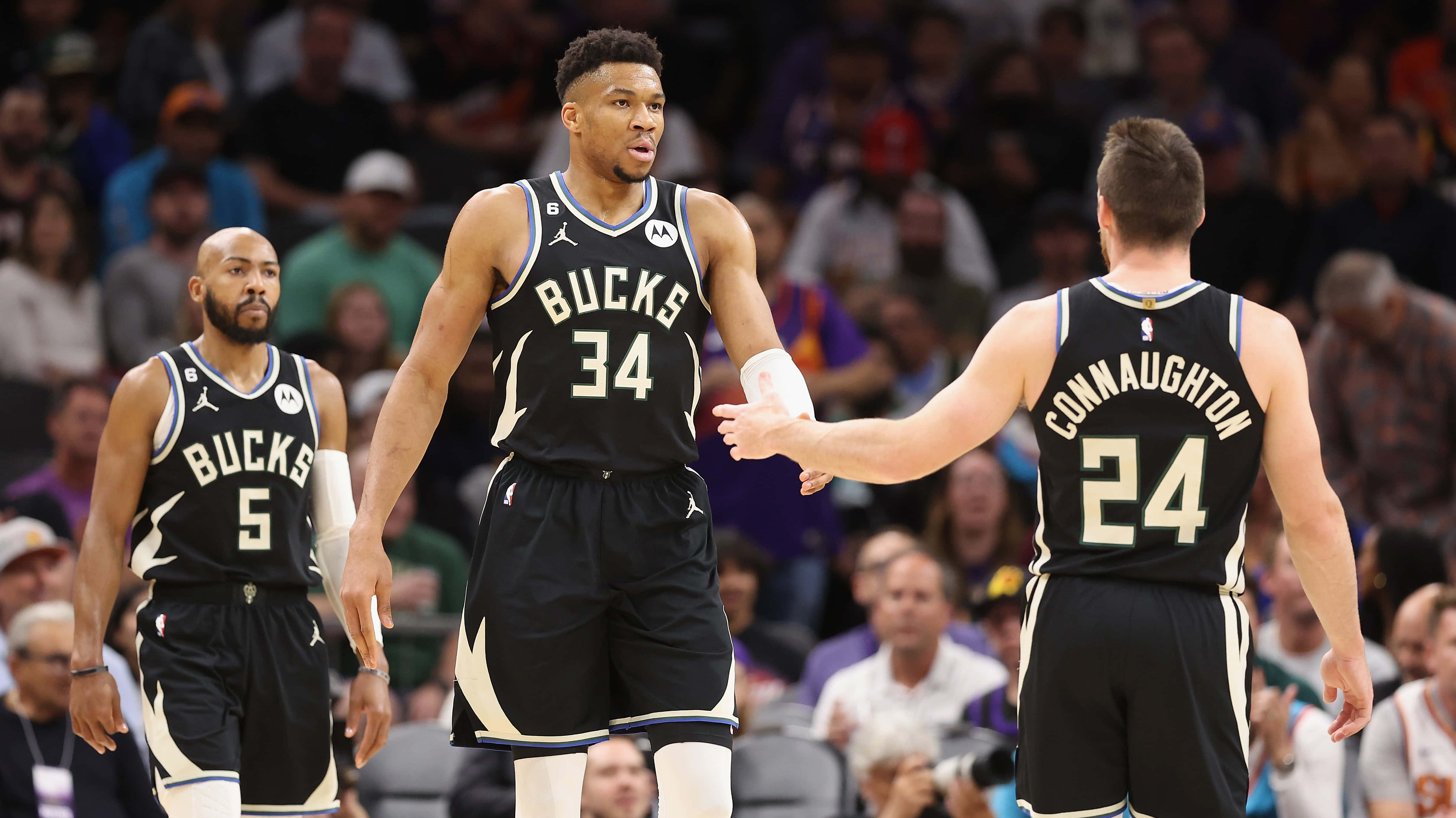 NBA球員們在球場上並肩站立 壁紙