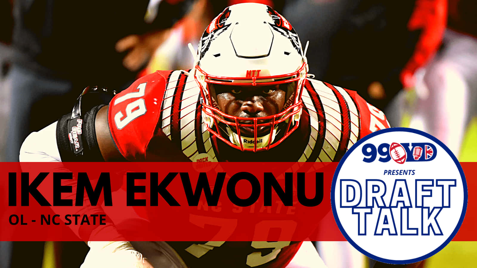 Football Players 桌布 壁紙 — NC State紅白球衣的足球員Ikem Ekwonu近照，戴頭盔，號碼79，背景為模糊的體育場，並有'Draft Talk'標誌覆蓋。