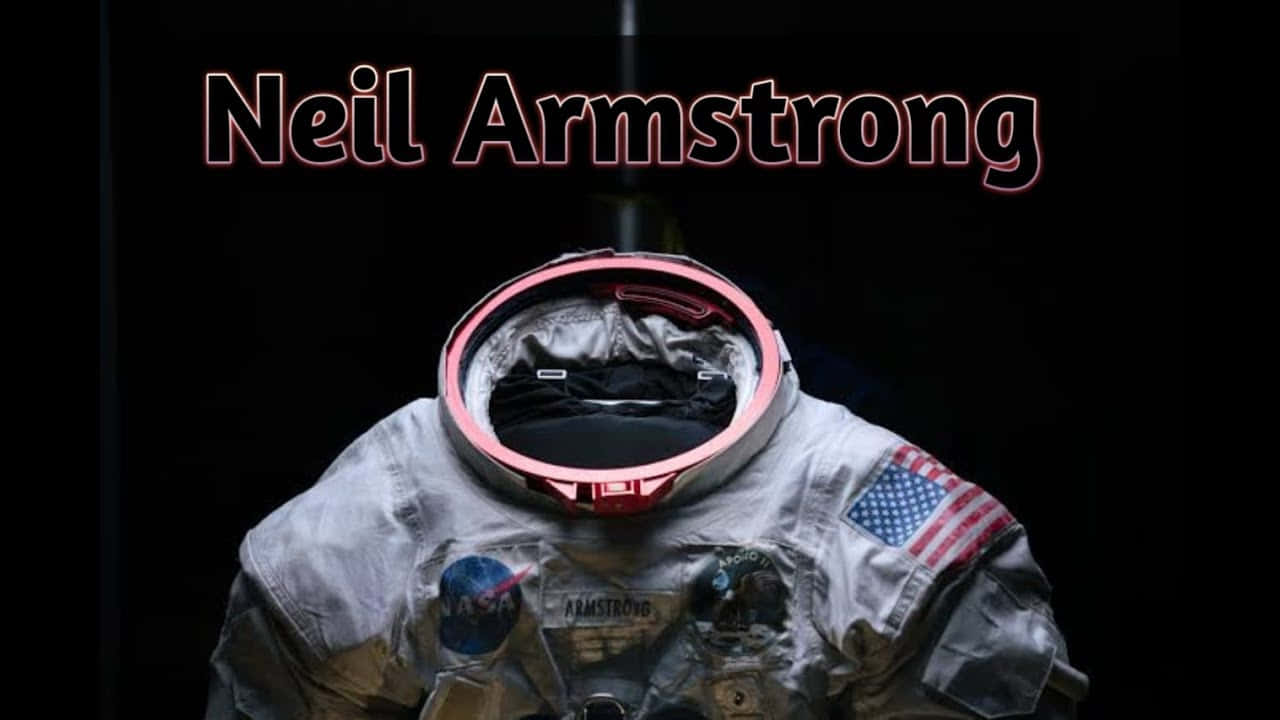 Neil Armstrong 桌布 壁紙 — 尼爾·阿姆斯壯磨損的阿波羅11號太空衣特寫，頭盔已脫下，在黑色背景上以發光文字顯示他的名字。