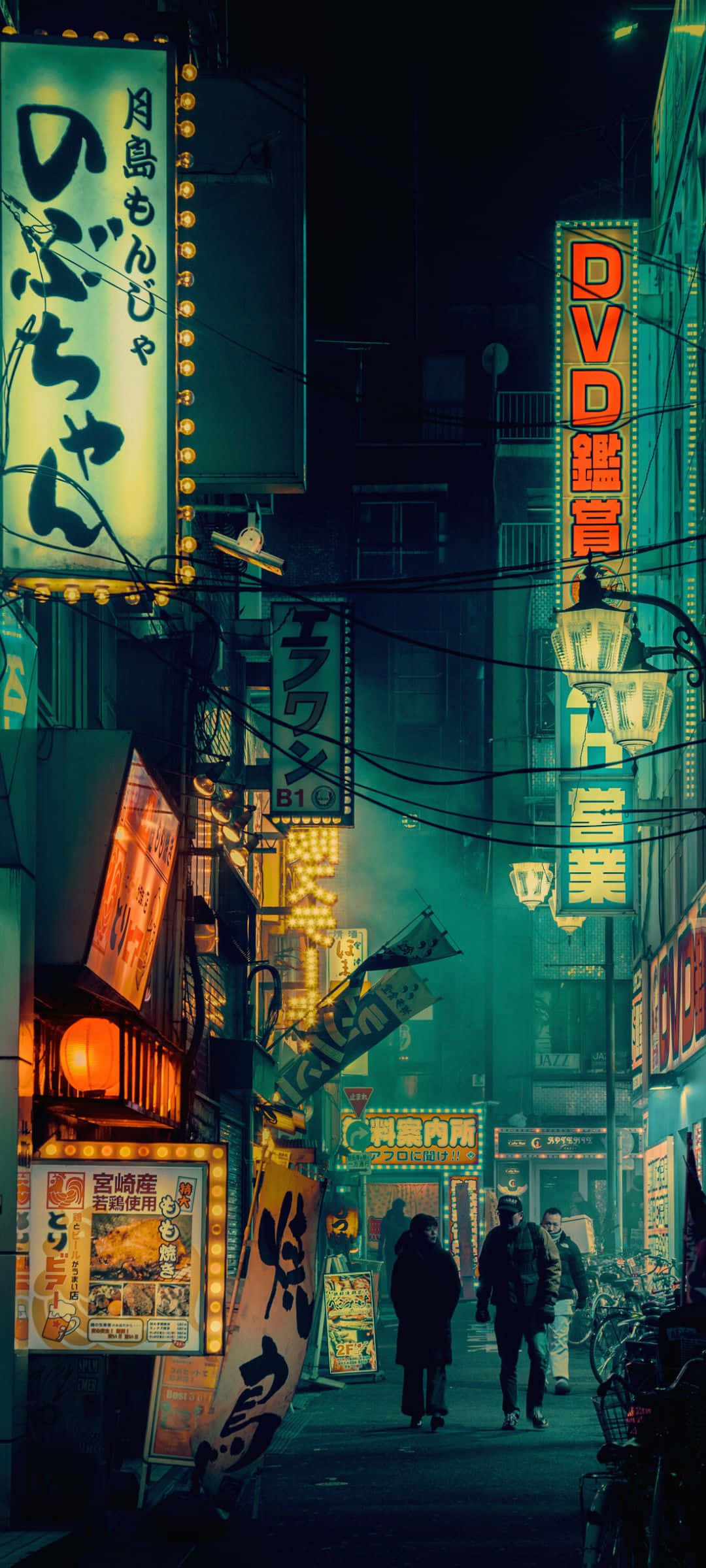 Pixel 7 桌布 壁紙 — 夜晚的東京小巷，霓虹燈閃爍，行人走在彩色燈光的迷霧中。