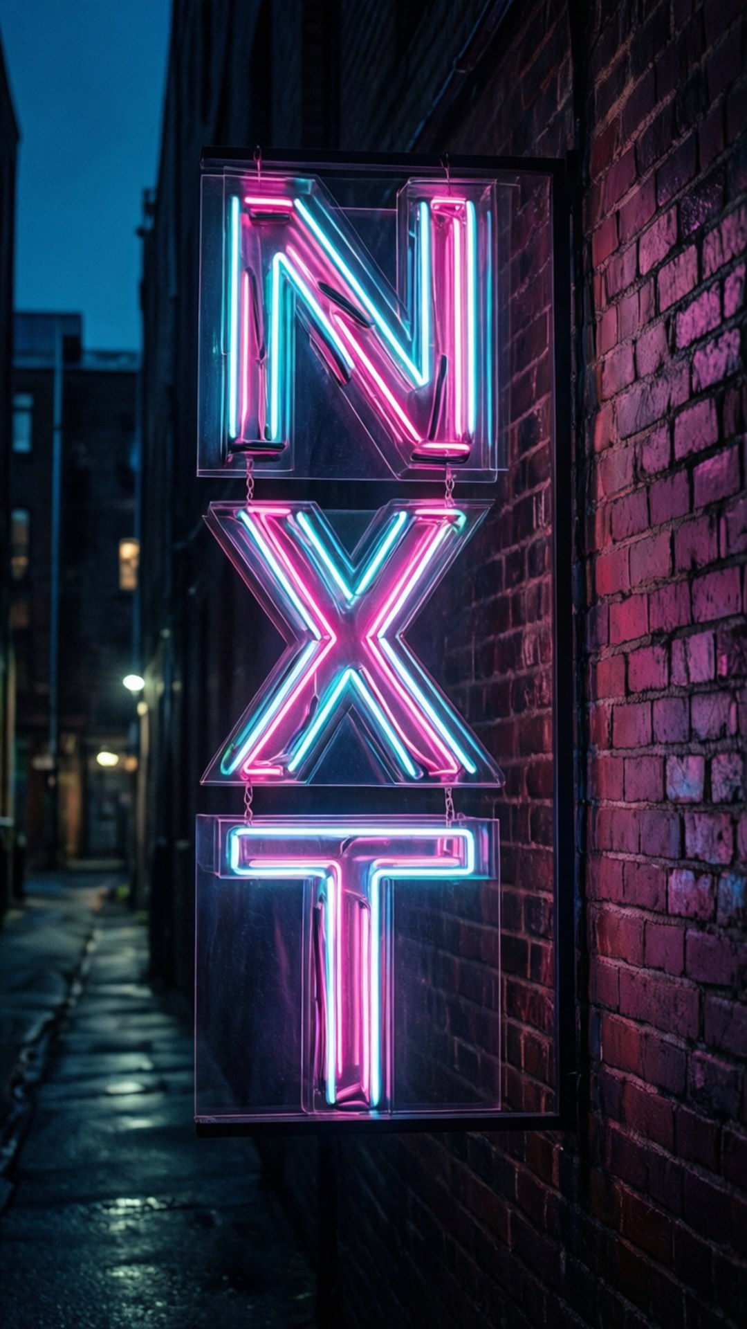 Neon Sign NXT 壁紙 — 一個鮮豔的粉紅色和藍色霓虹燈招牌，拼寫著NXT，在夜晚昏暗的小巷中，對著濕漉漉的磚牆發光。