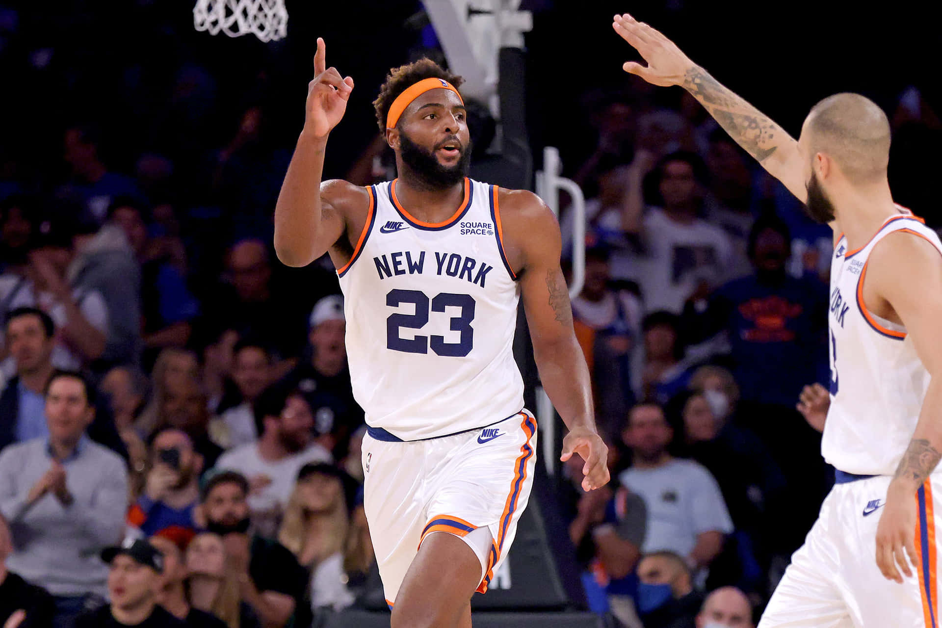 紐約尼克23號球員在籃球比賽中慶祝一個回合，背景有觀眾。 — NBA 壁紙