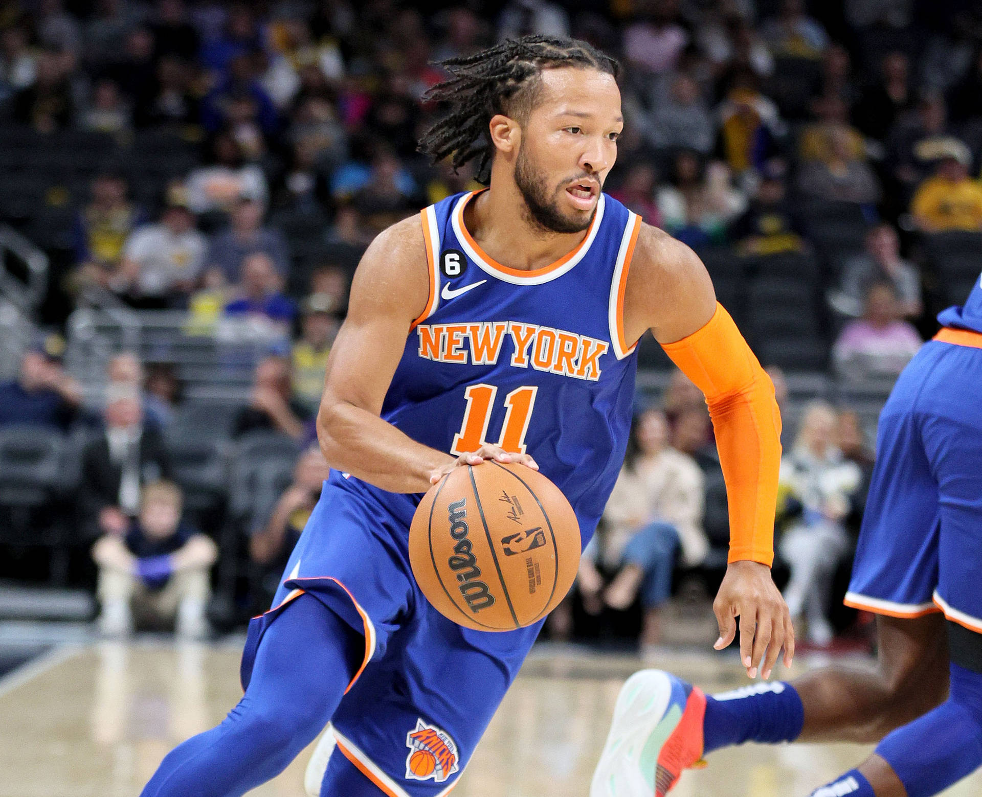 紐約尼克隊球員在比賽中運球，背景有觀眾 — NBA 壁紙