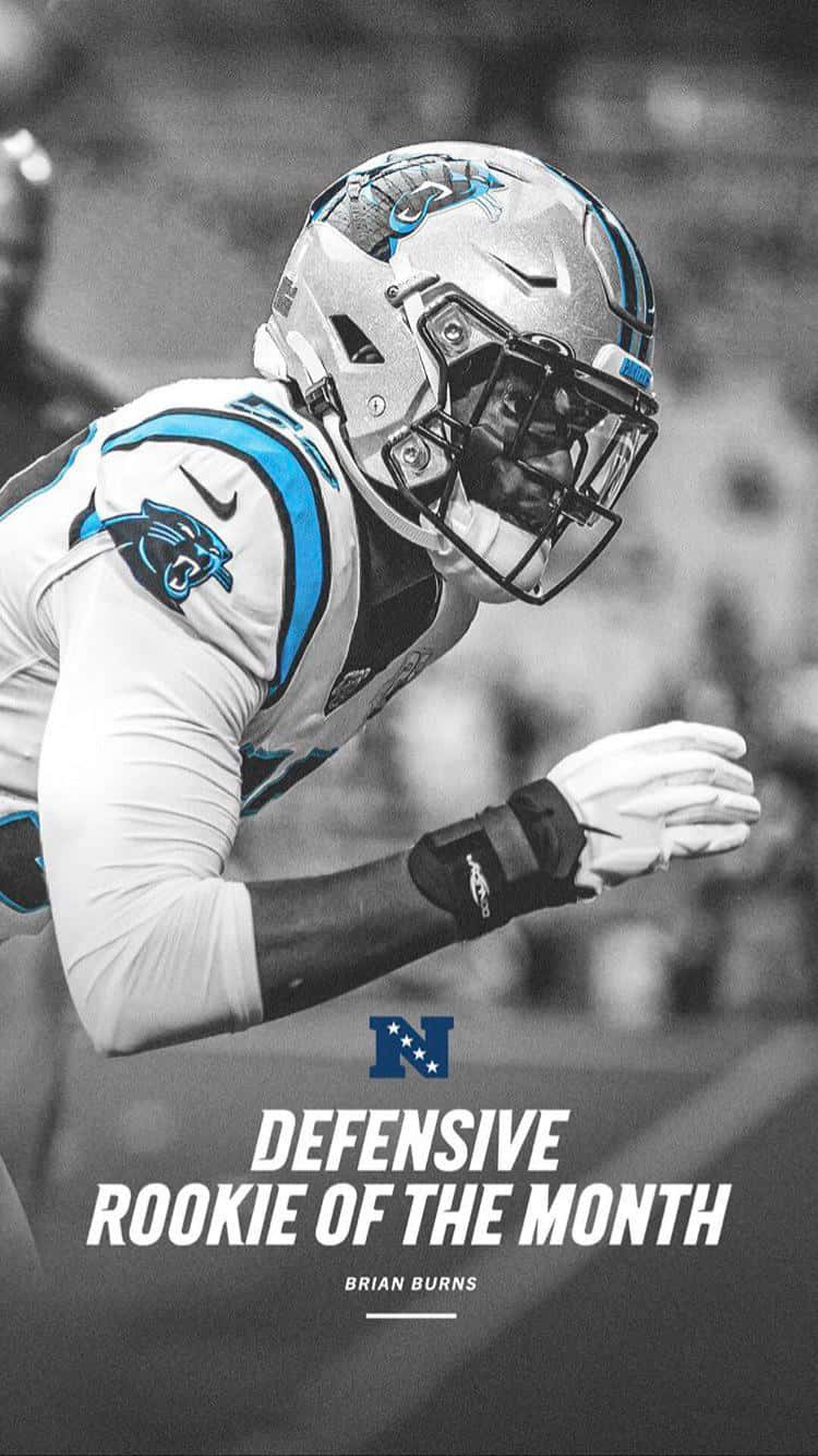  壁紙 — NFL 球員 Brian Burns 身穿卡羅萊納黑豹隊裝備慶祝本月最佳防守新秀獎的黑白動作照。