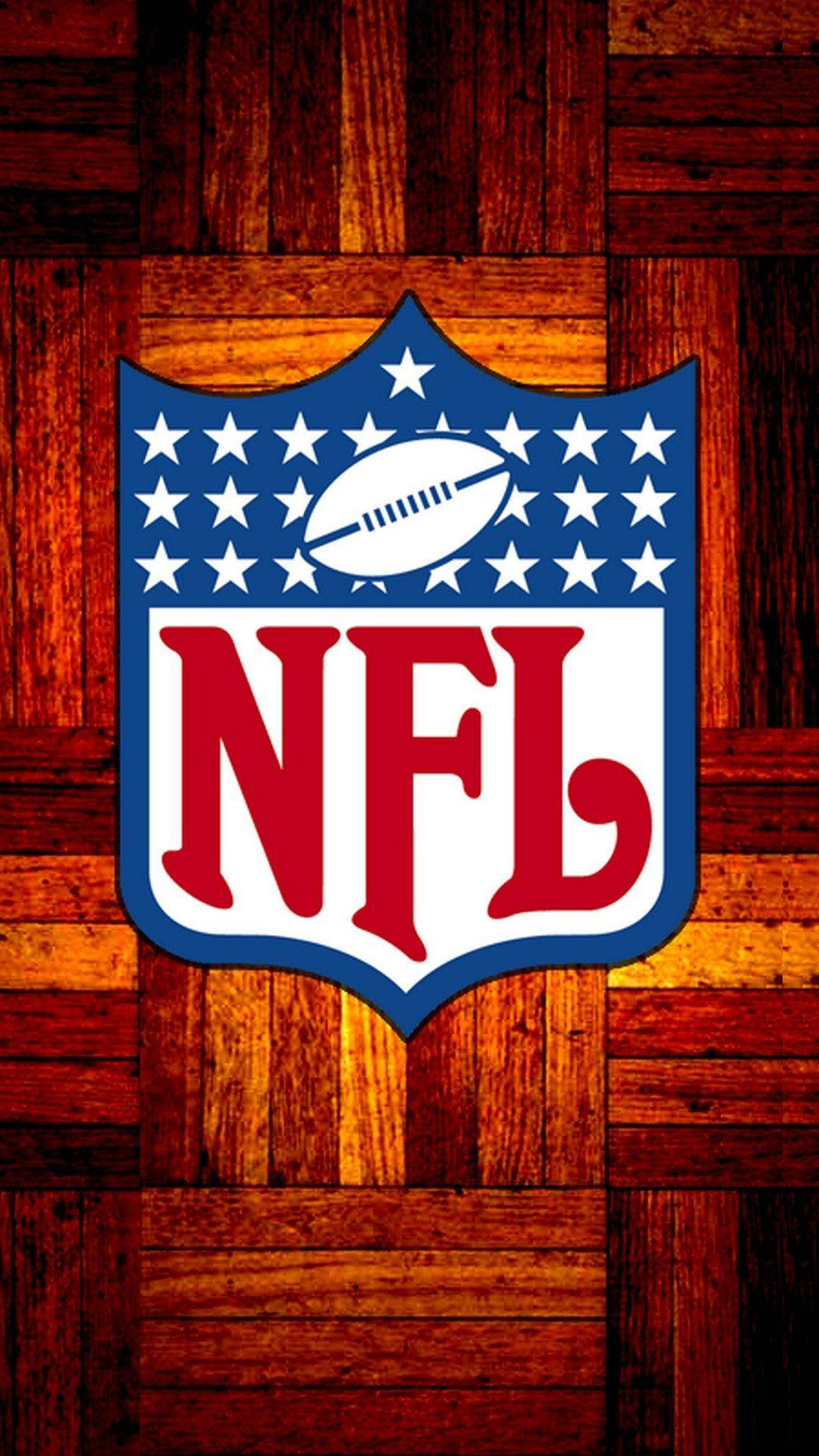 NFL 桌布 壁紙 — NFL 標誌以經典紅、白、藍盾牌設計，置於溫暖質樸的木板上。
