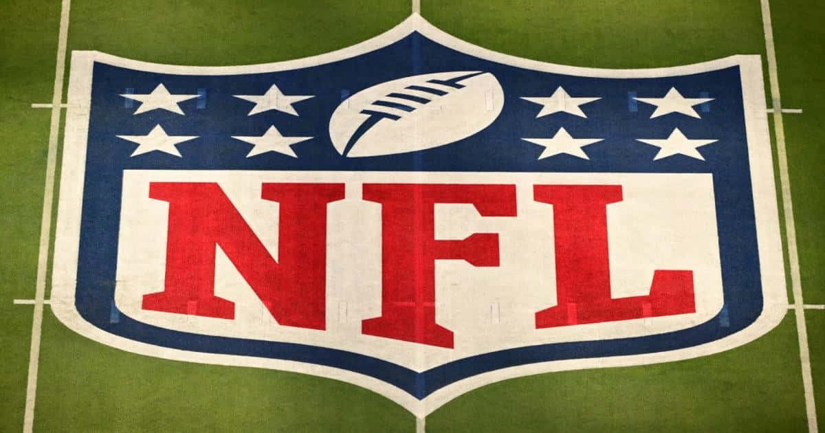 NFL 桌布 壁紙 — NFL 標誌以鮮明的紅、白、藍色繪製在充滿活力的綠色足球場草地上，並帶有白色碼線。