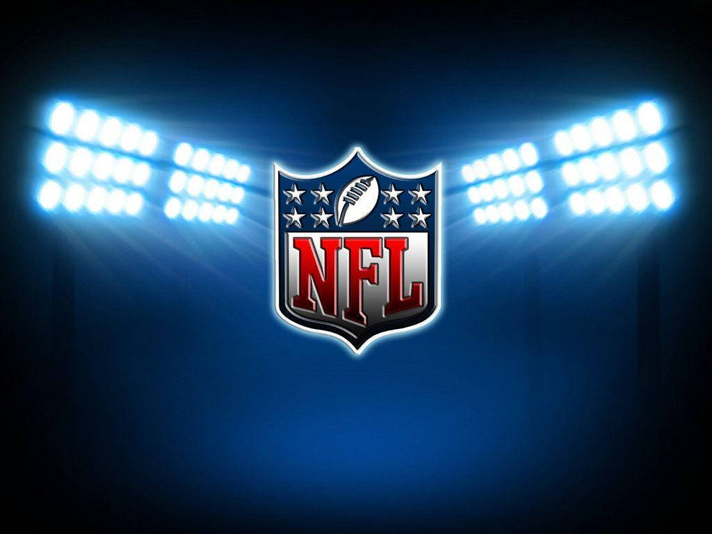 NFL 桌布 壁紙 — NFL 標誌在深藍色夜空下被明亮的體育場燈光照亮。