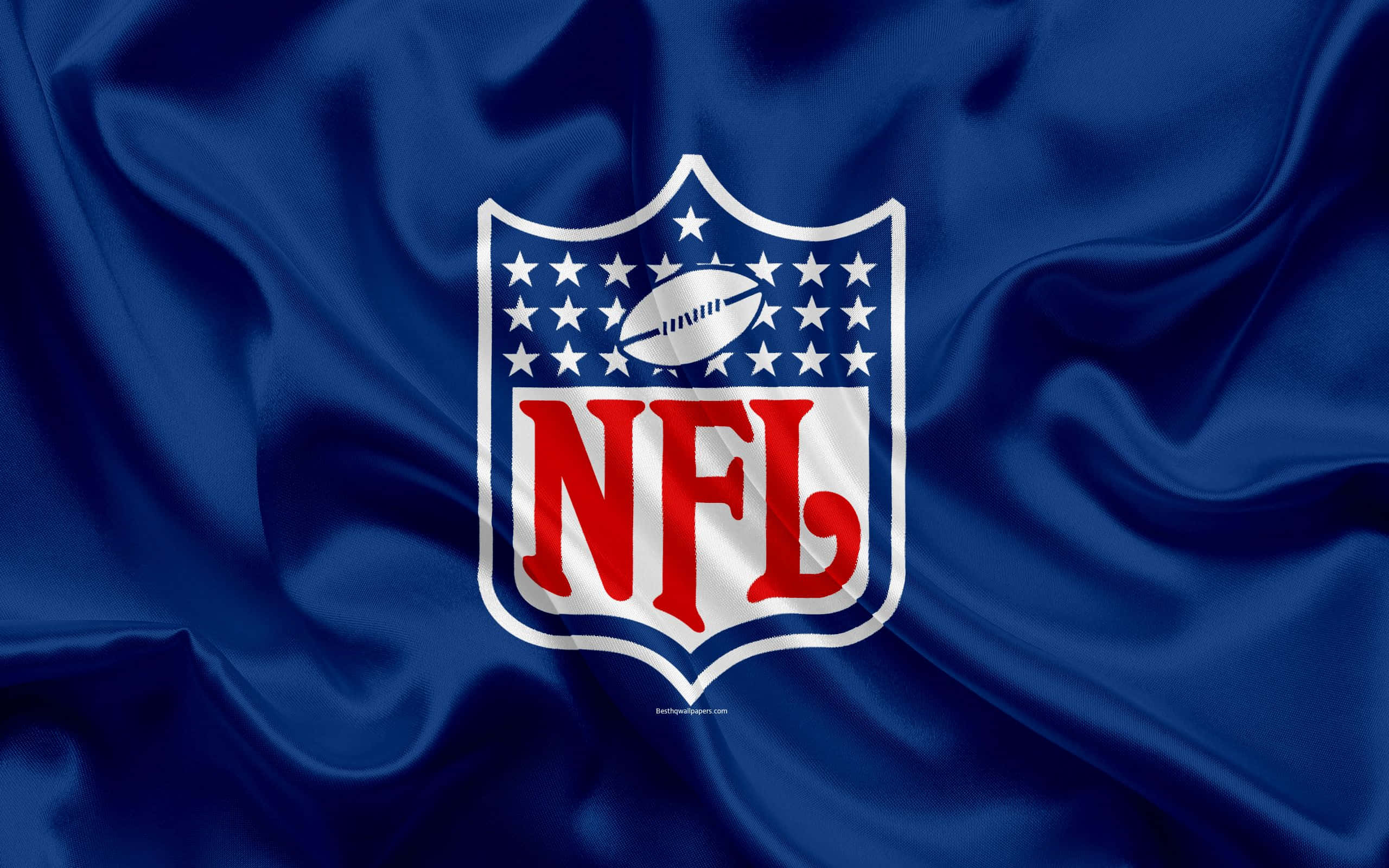 NFL 桌布 壁紙 — NFL 標誌居中於豐富的藍色緞面布料上，帶有流暢的摺痕和微妙的亮點。