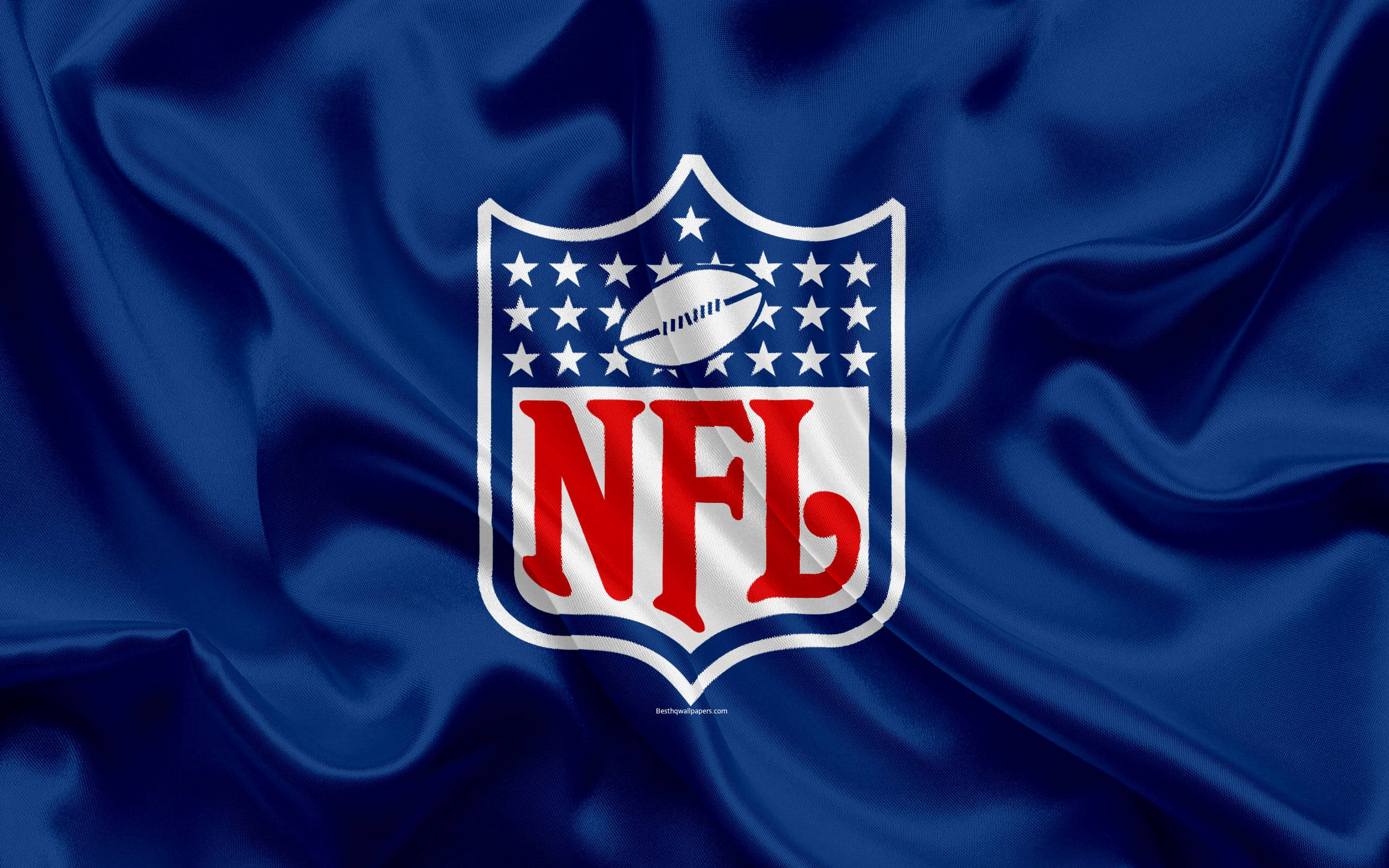 NFL 桌布 壁紙 — NFL 標誌居中於豐富的藍色緞面布料上，帶有流動的褶皺和細微的高光。