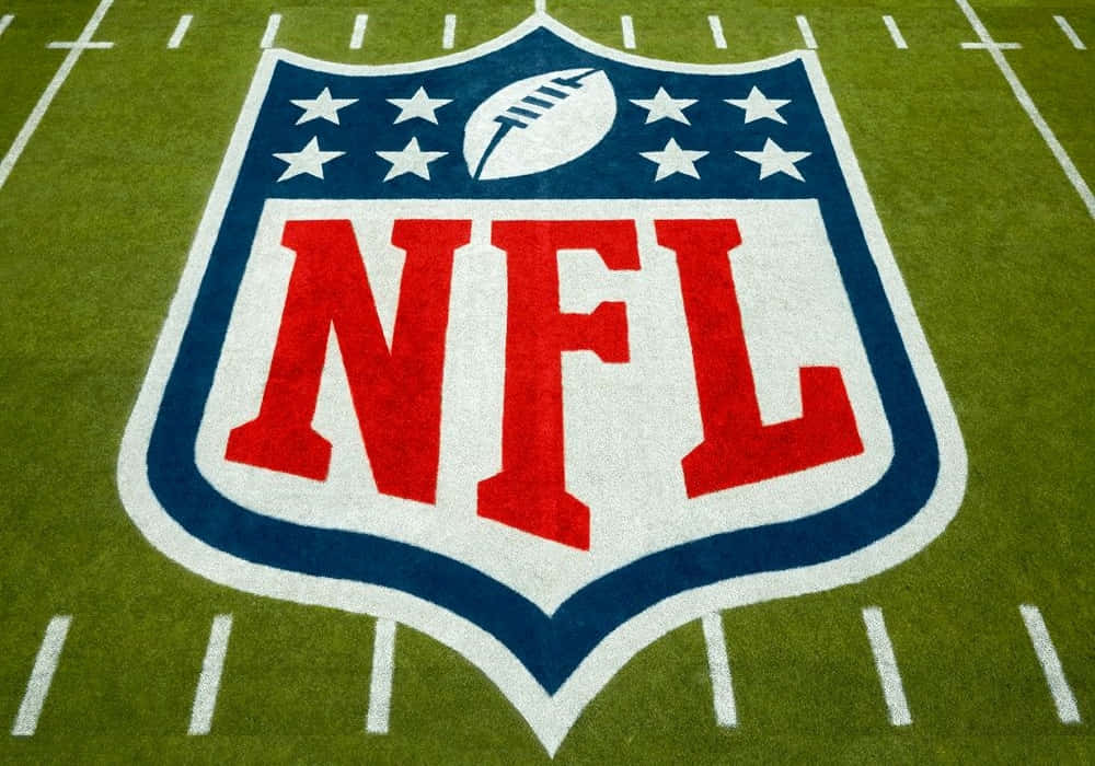 NFL 標誌繪製在帶有綠色草地和白色碼線的足球場上。 — NFL GIF 壁紙