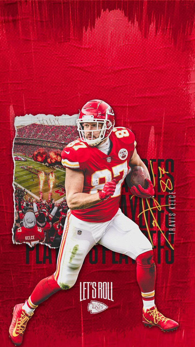 Kc Chiefs 桌布 壁紙 — NFL 球員 Travis Kelce 身穿紅色球衣，在帶有球場插圖的鮮明紅色紋理背景上持球奔跑的動態桌布。