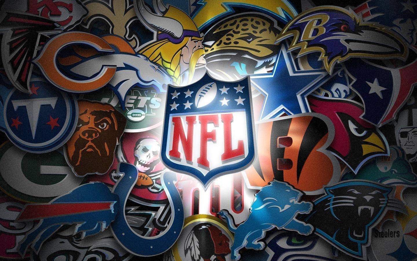 NFL Teams 桌布 壁紙 — NFL 球隊標誌的鮮明拼貼畫，以動態貼紙風格重疊排列，帶有發光高光。