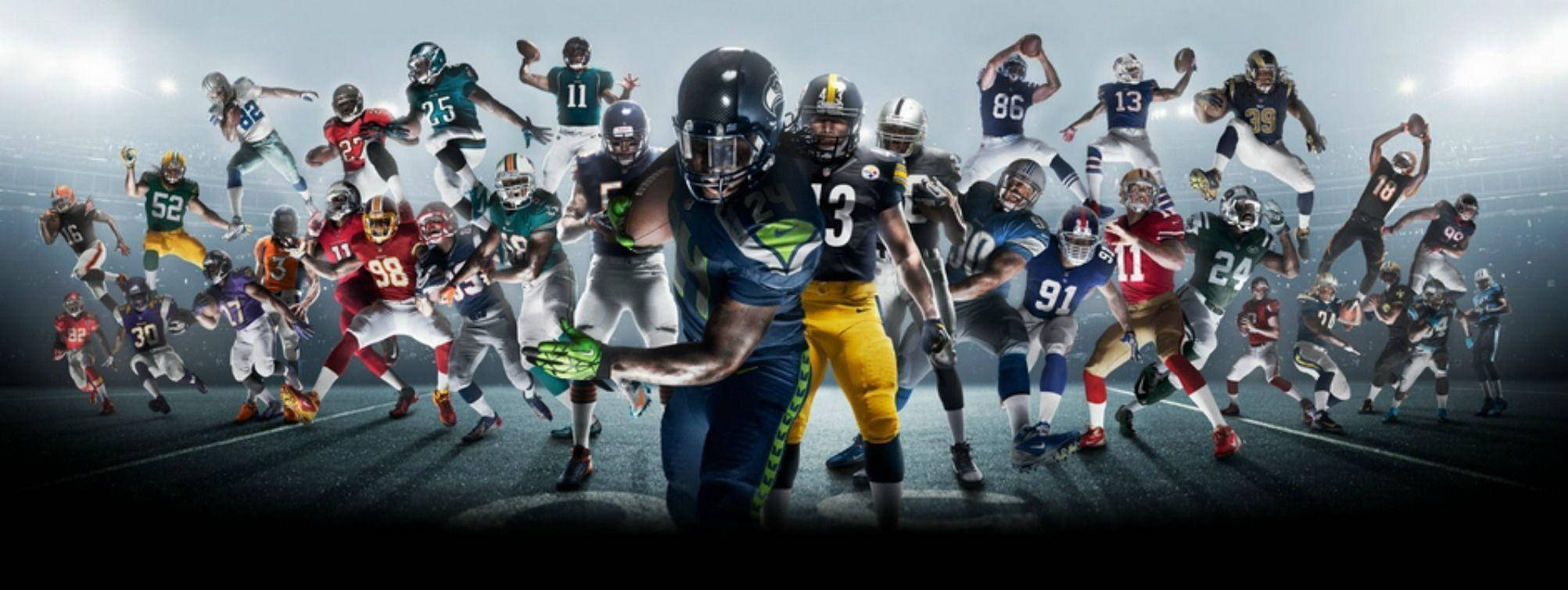 NFL 美式足球 桌布 壁紙 — NFL 美式足球員在明亮燈光下的球場上進行動作姿勢的動態拼貼。