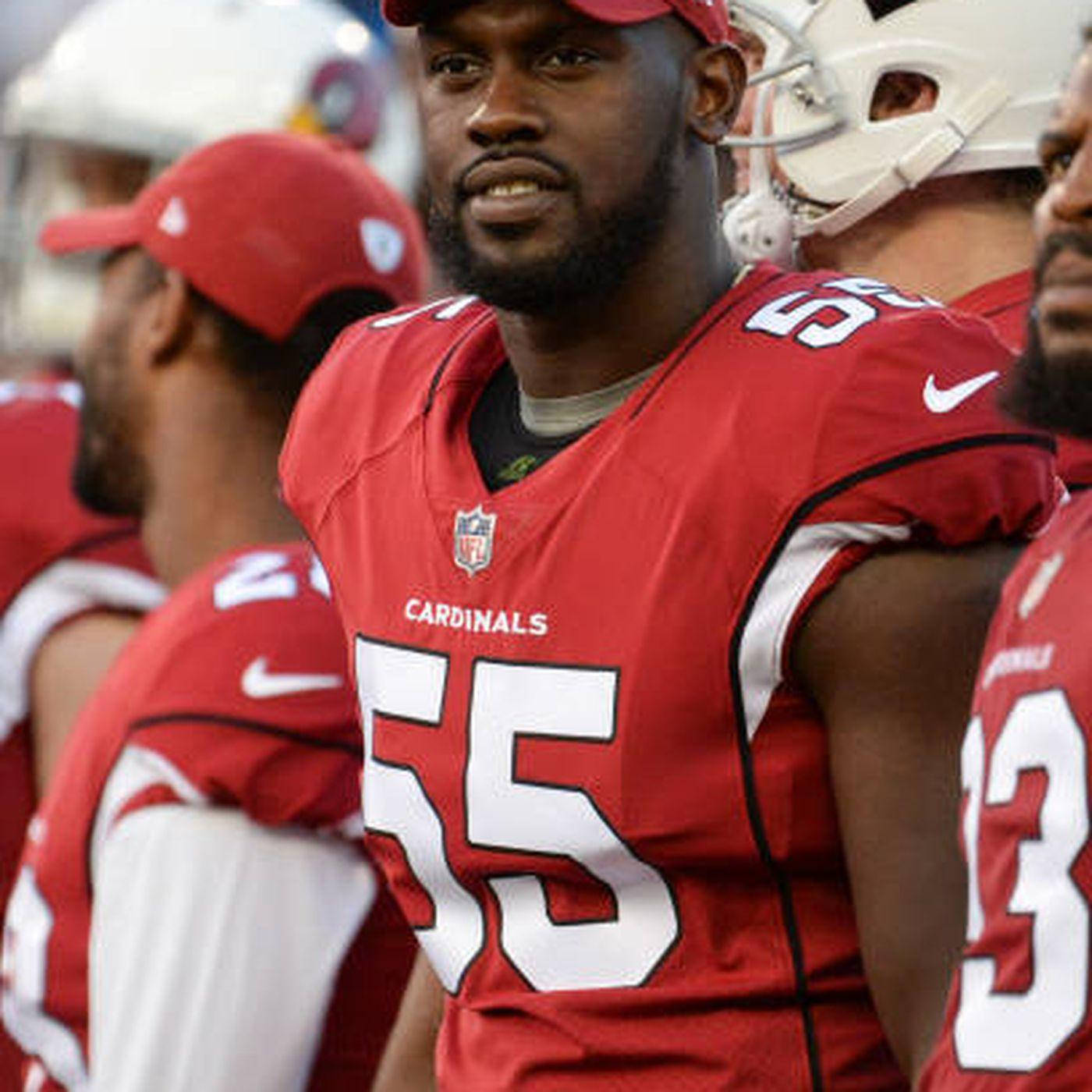 亞利桑那紅雀 桌布 壁紙 — NFL 美式足球員身穿紅色紅雀隊球衣號碼 55 在比賽中站在球場上的特寫。